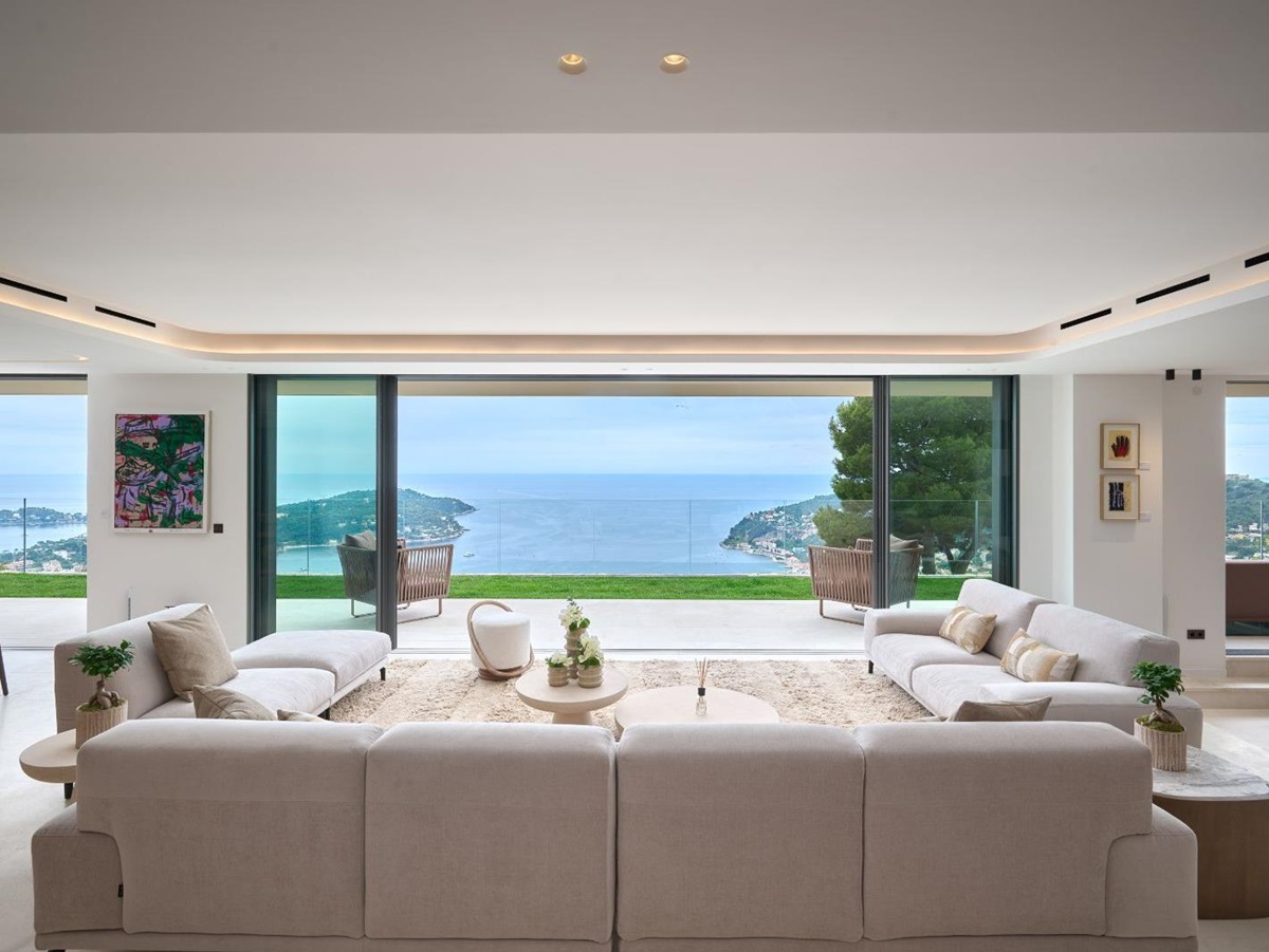 Living room with spectacular view over the Mediterranean and Villefranche in the South of France