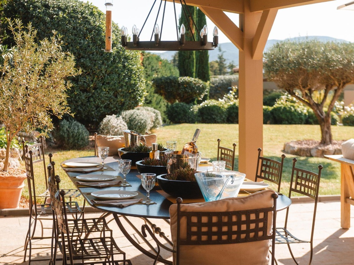 Outdoor Dining at Villa Zamora in the Cote d'Azur