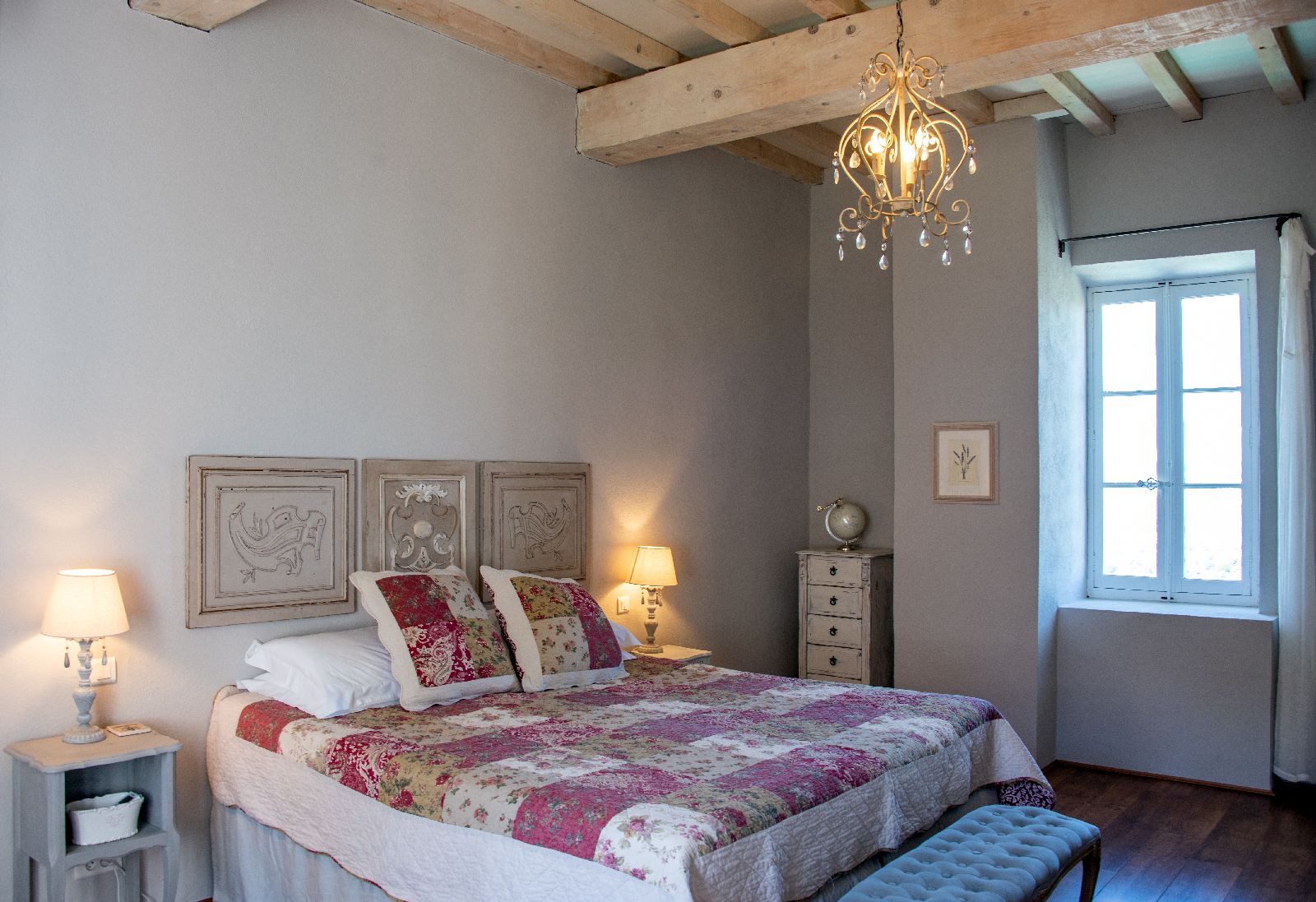 Bedroom with double bed and pink sheets at Bastide d'Aristide in Provence
