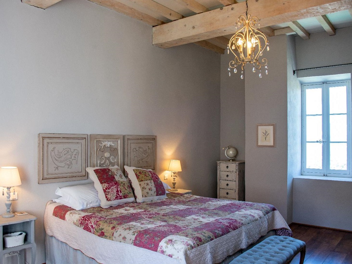 Bedroom with double bed and pink sheets at Bastide d'Aristide in Provence