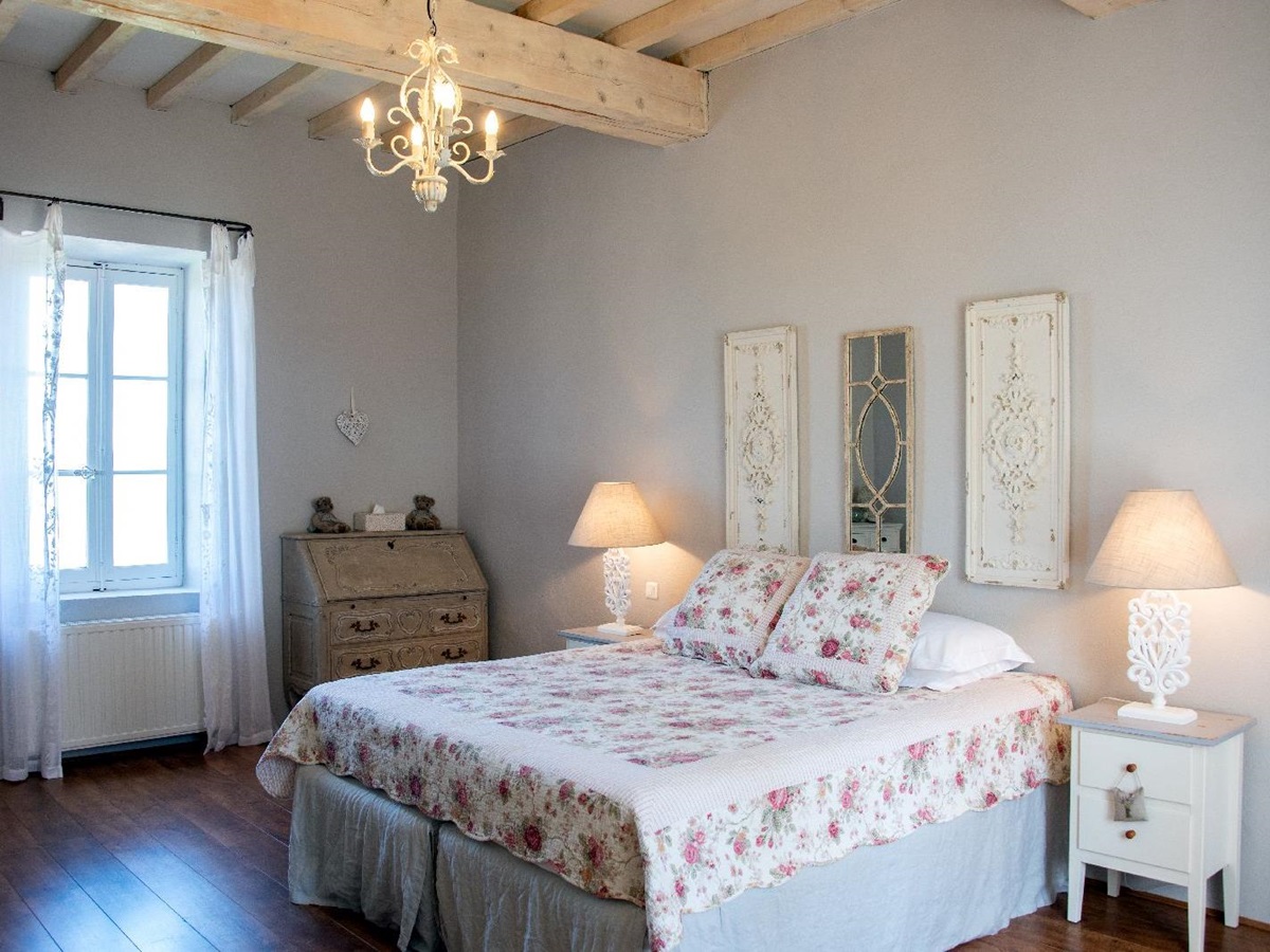 Bedroom with double bed and chandelier at Bastide d'Aristide in Provence