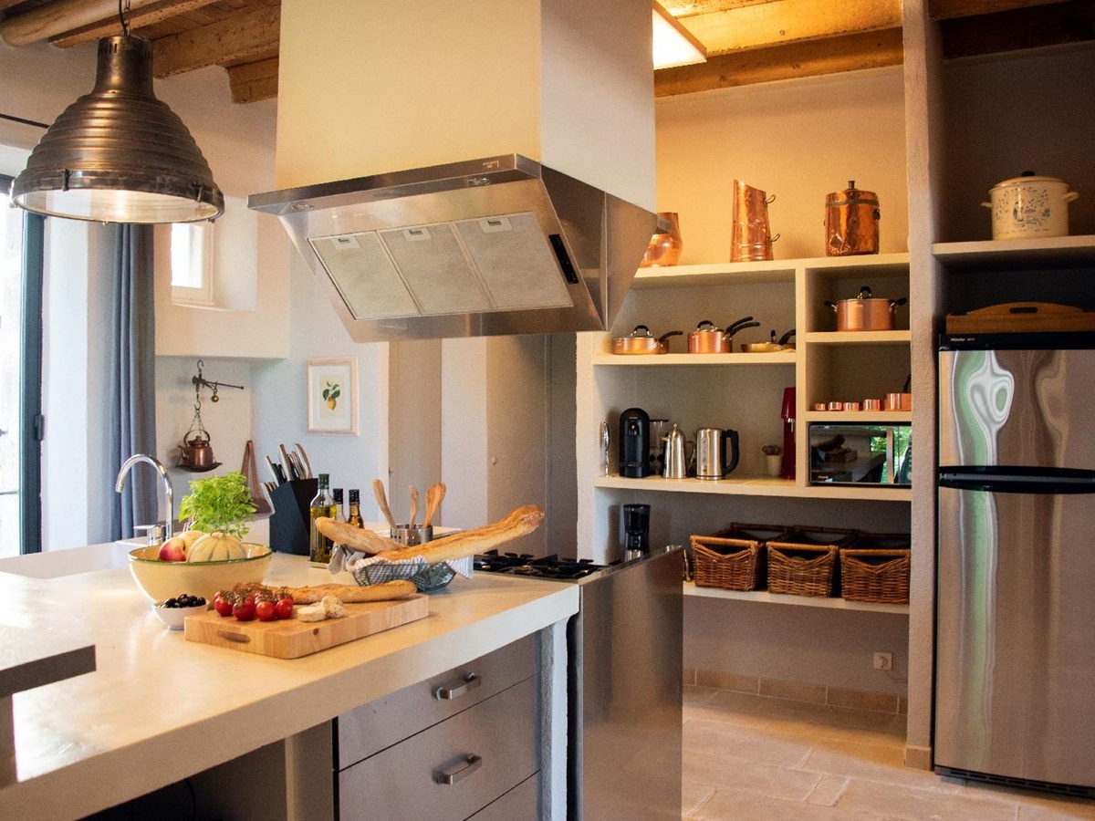 Kitchen with island at Bastide d'Aristide in Provence