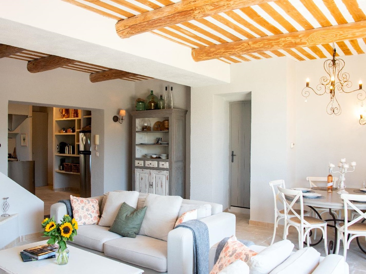 Living room with beamed ceiling at Bastide d'Aristide in Provence