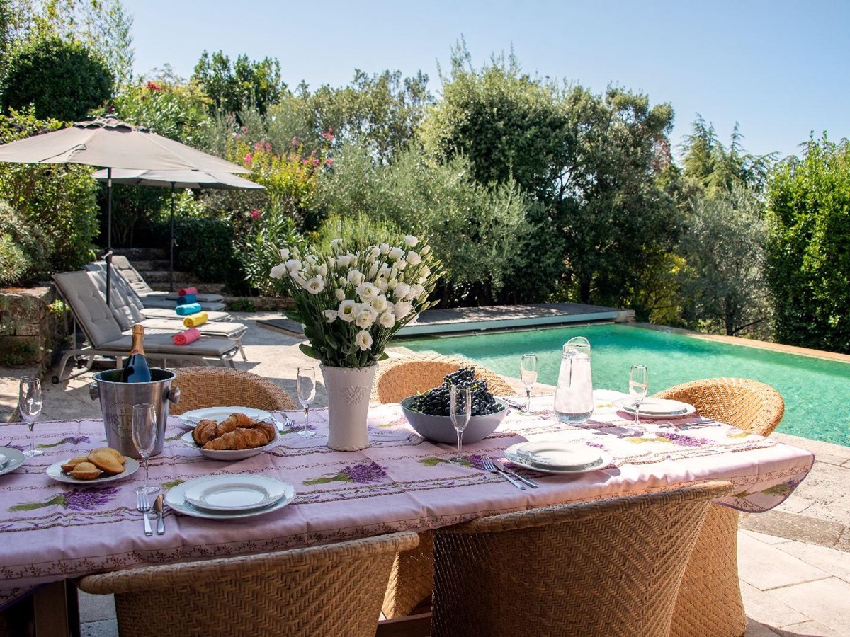 Outdoor dining by the pool at Bastide d'Aristide in Provence