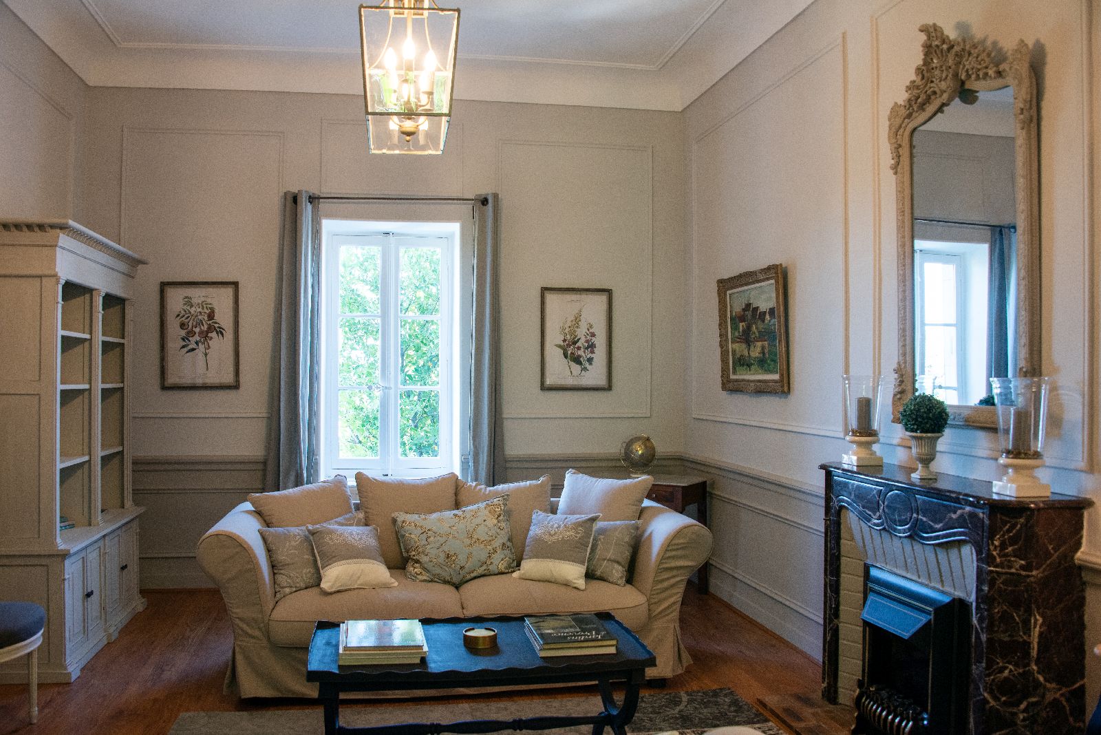 Sitting room with cream sofa at Bastide d'Aristide in Provence