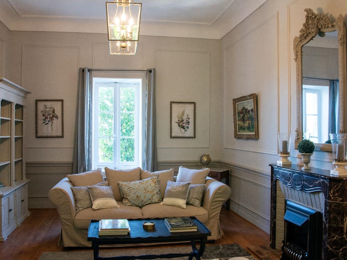 Sitting room with cream sofa at Bastide d'Aristide in Provence