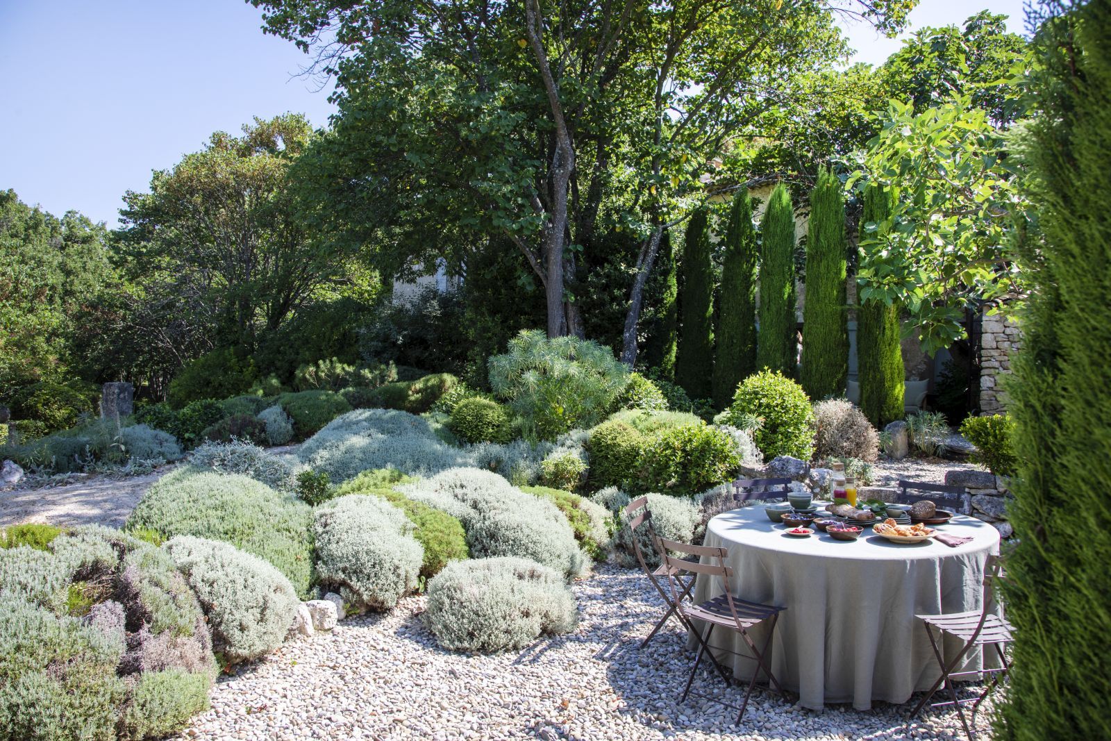 the dining table in the garden of Bastide Luberon
