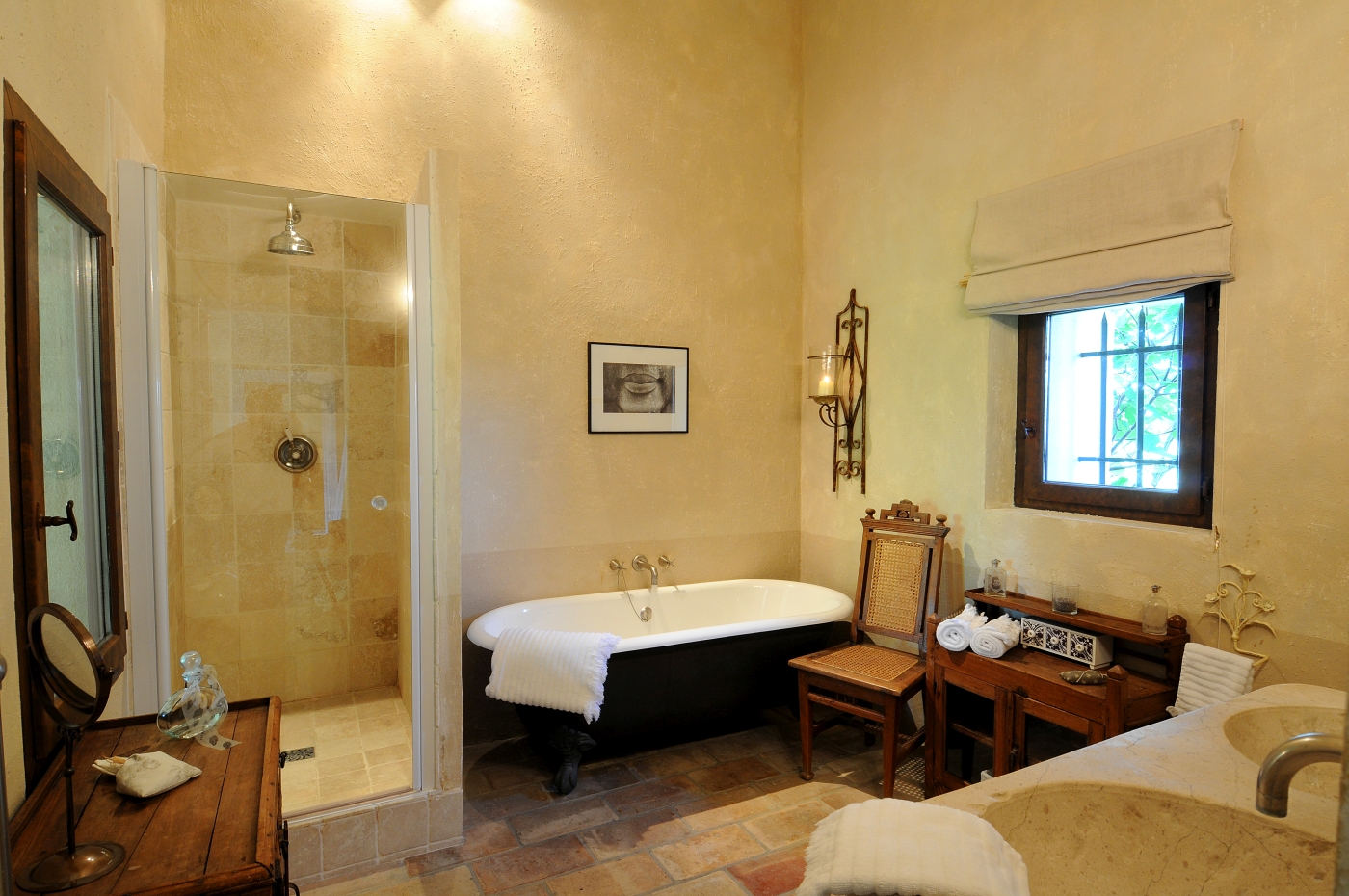 Bathroom with bathtub at Bastide sur la Sorgue in Provence