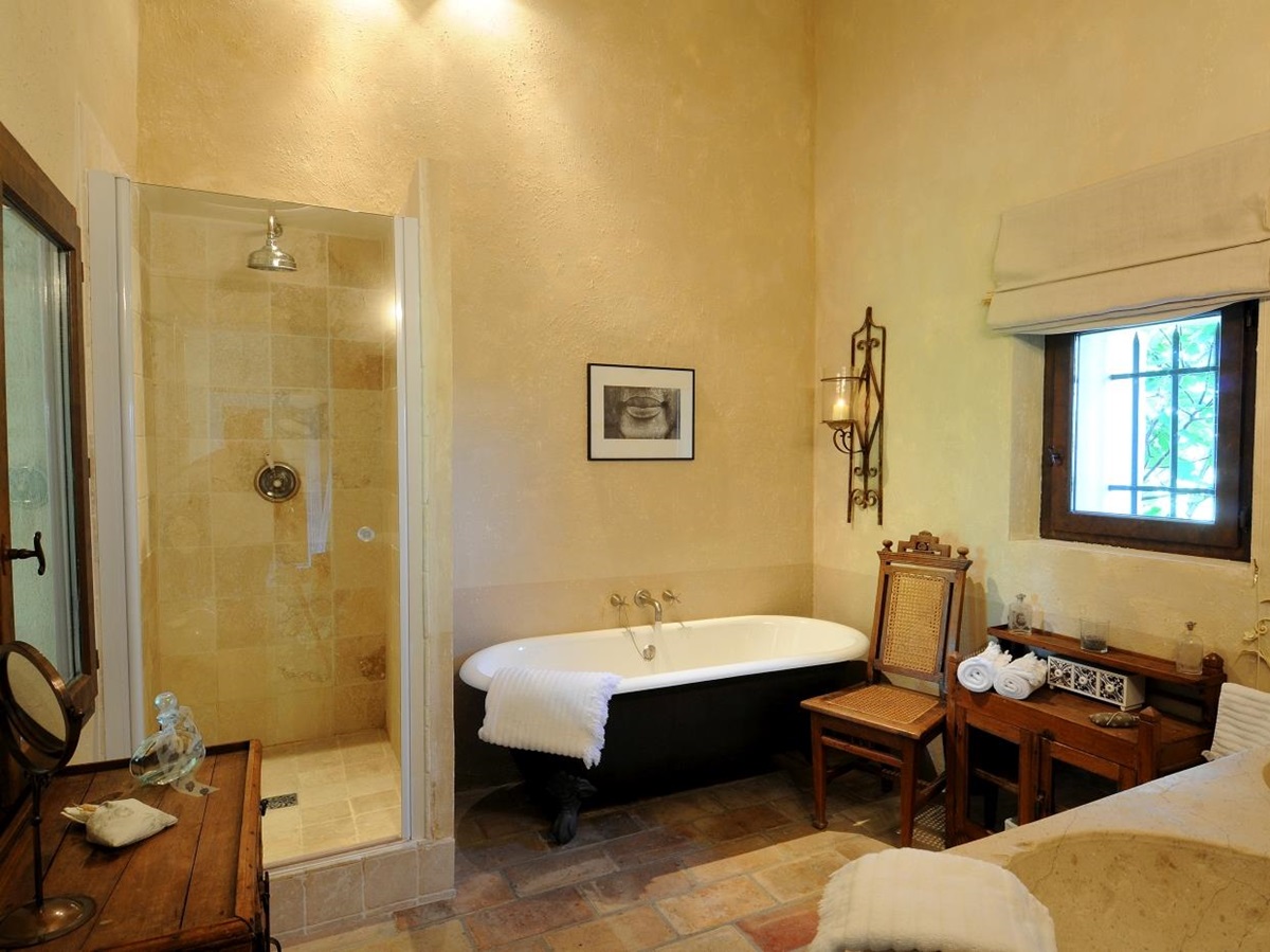 Bathroom with bathtub at Bastide sur la Sorgue in Provence