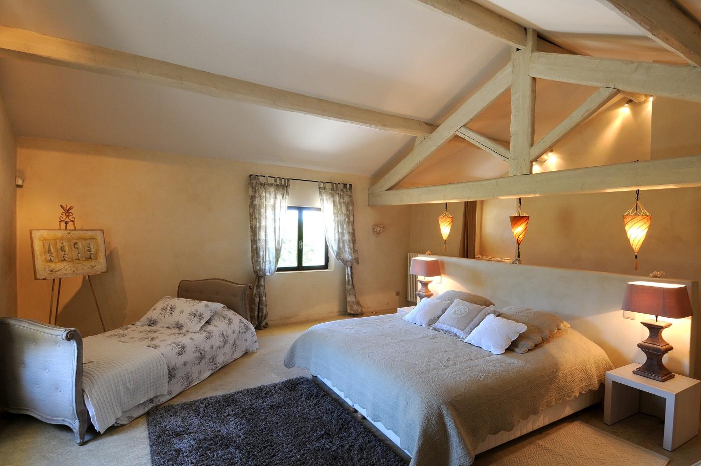 Master bedroom with beamed ceiling Bastide sur la Sorgue in Provence