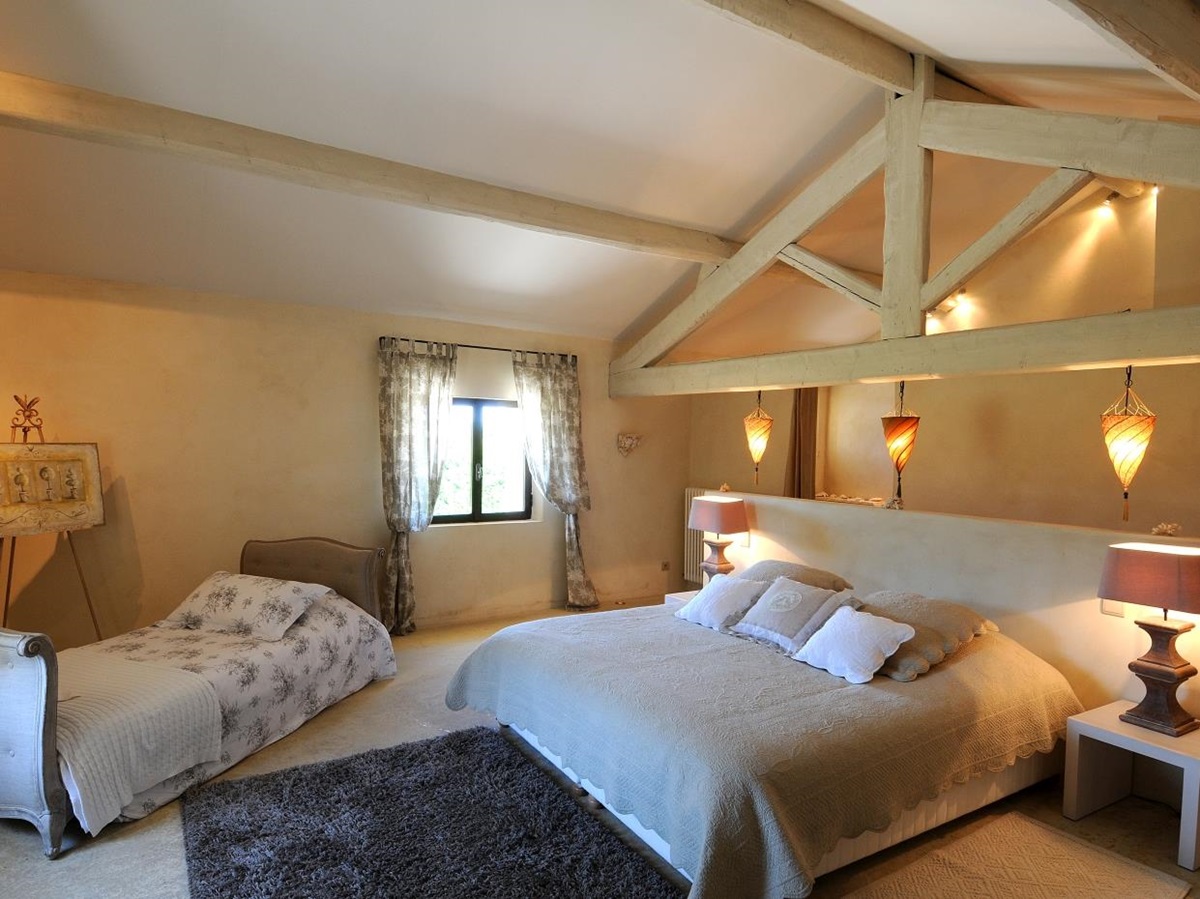 Master bedroom with beamed ceiling Bastide sur la Sorgue in Provence