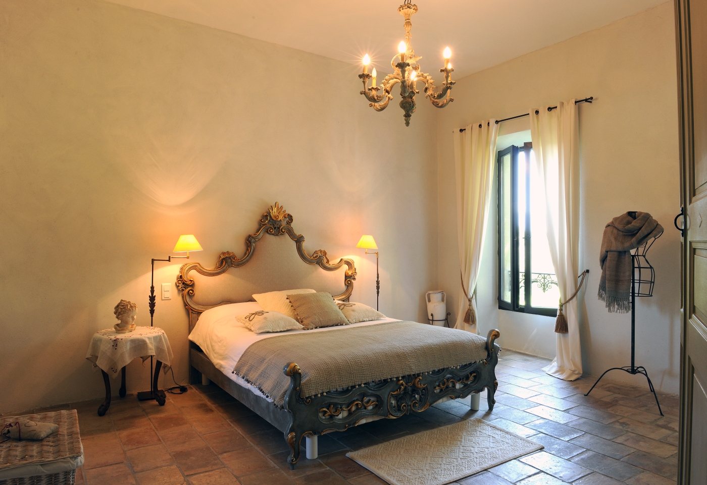 Double bedroom with ornate headboard Bastide sur la Sorgue in Provence