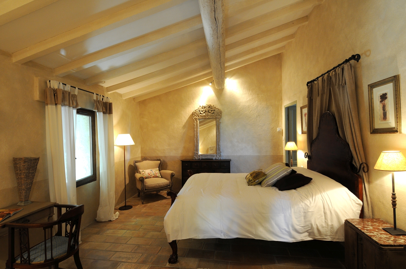 Double bedroom with large window Bastide sur la Sorgue in Provence
