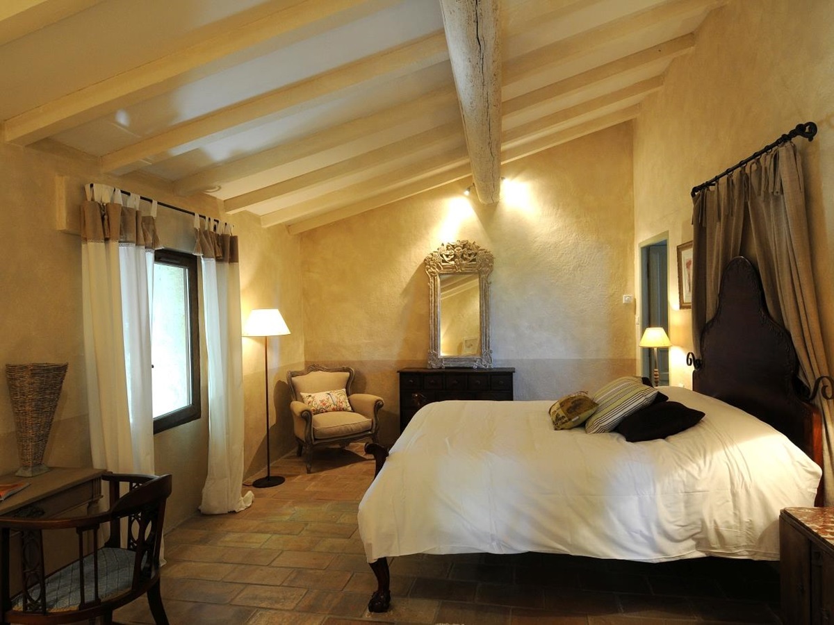 Double bedroom with large window Bastide sur la Sorgue in Provence