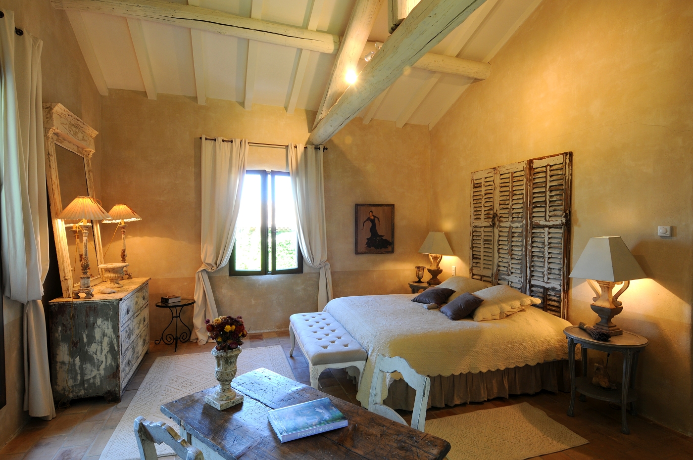 Double bedroom with double bed and desk Bastide sur la Sorgue in Provence