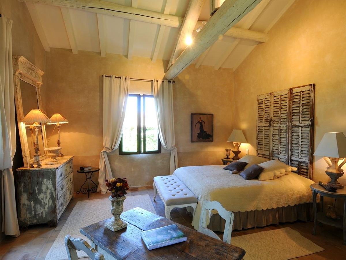 Double bedroom with double bed and desk Bastide sur la Sorgue in Provence