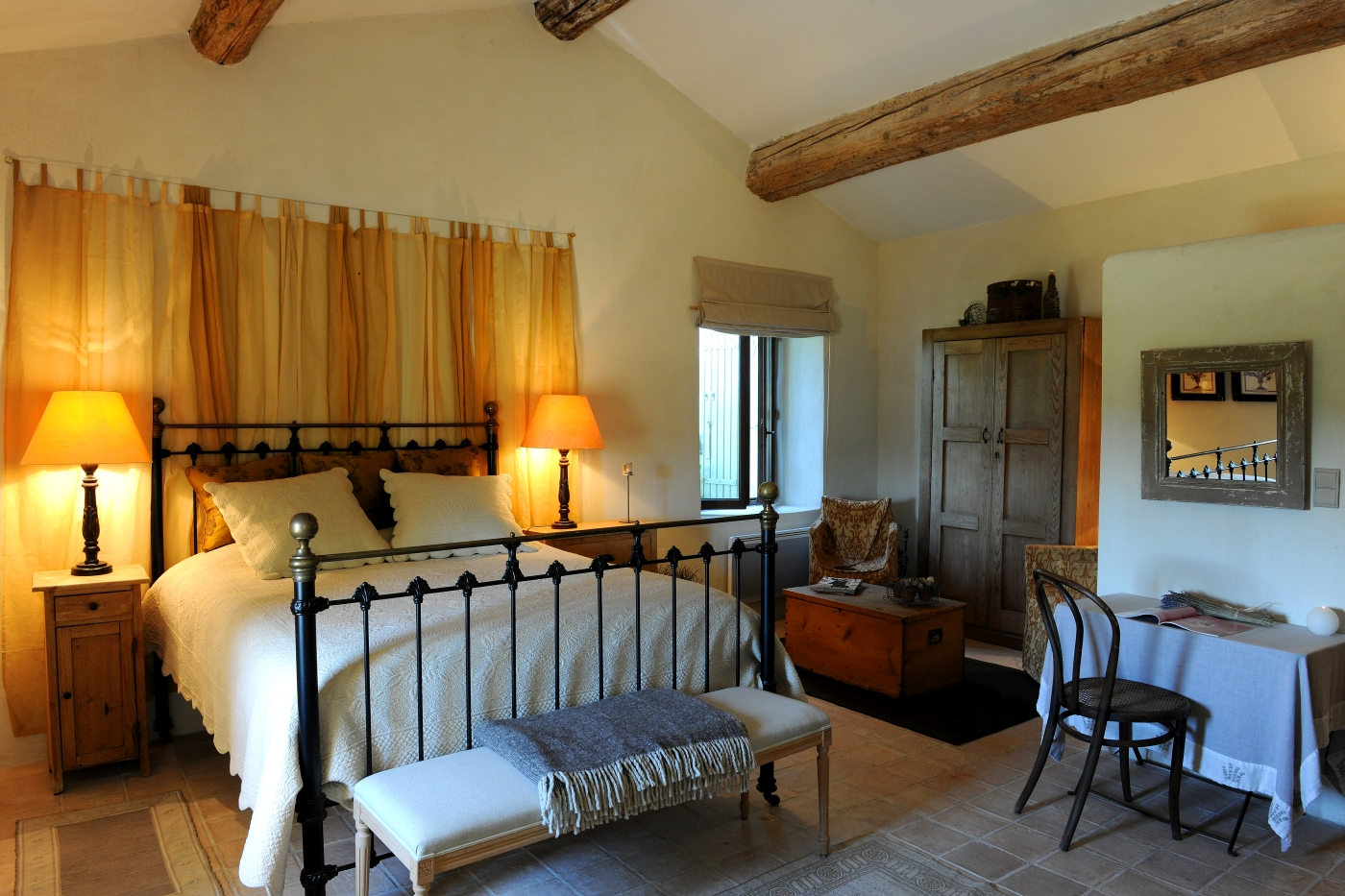Double bedroom with beams on ceiling Bastide sur la Sorgue in Provence