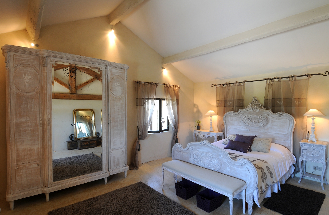 Double bedroom with mirrored wardrobe Bastide sur la Sorgue in Provence