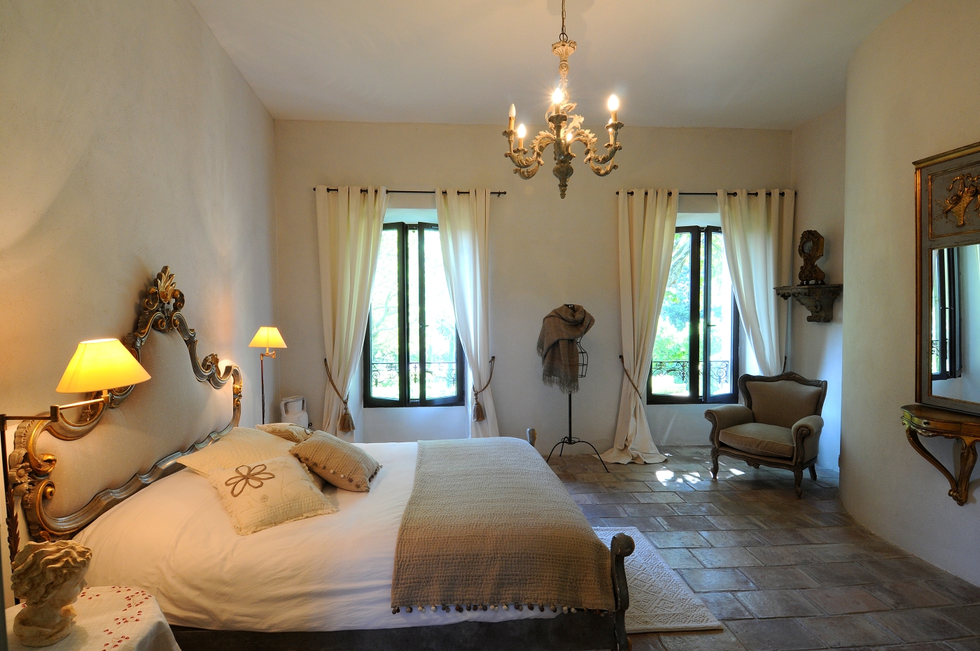 Double bedroom with chandelier Bastide sur la Sorgue in Provence