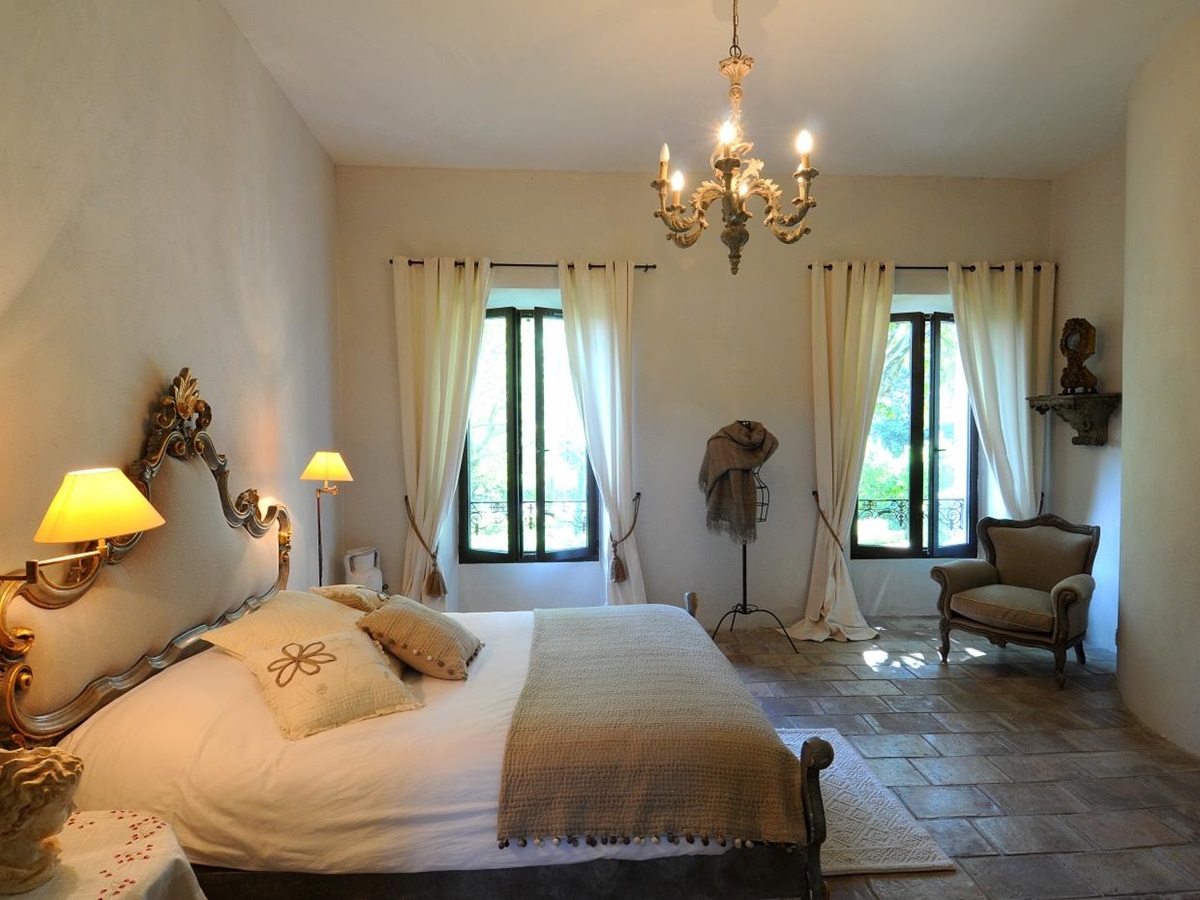 Double bedroom with chandelier Bastide sur la Sorgue in Provence