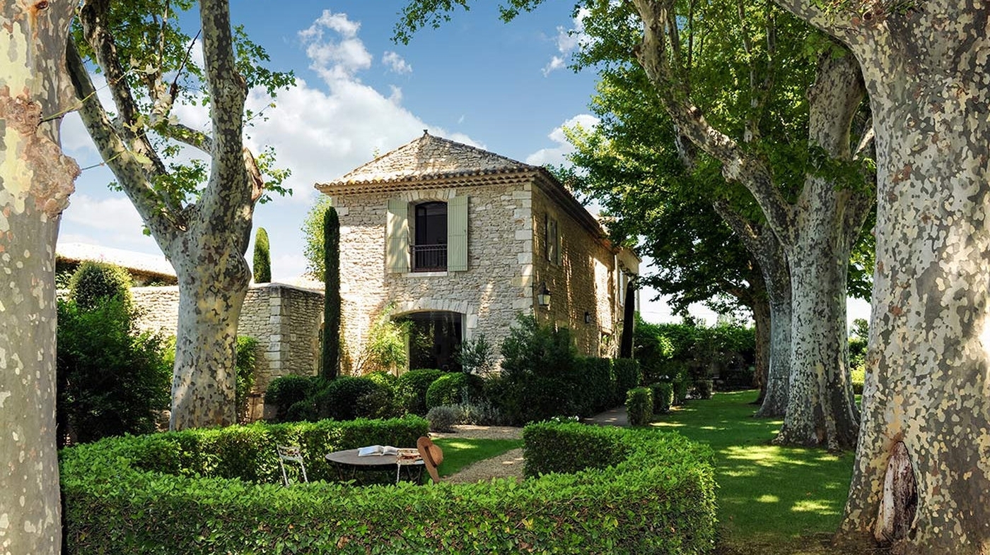Front of villa with manicured hedges and seating Bastide sur la Sorgue in Provence