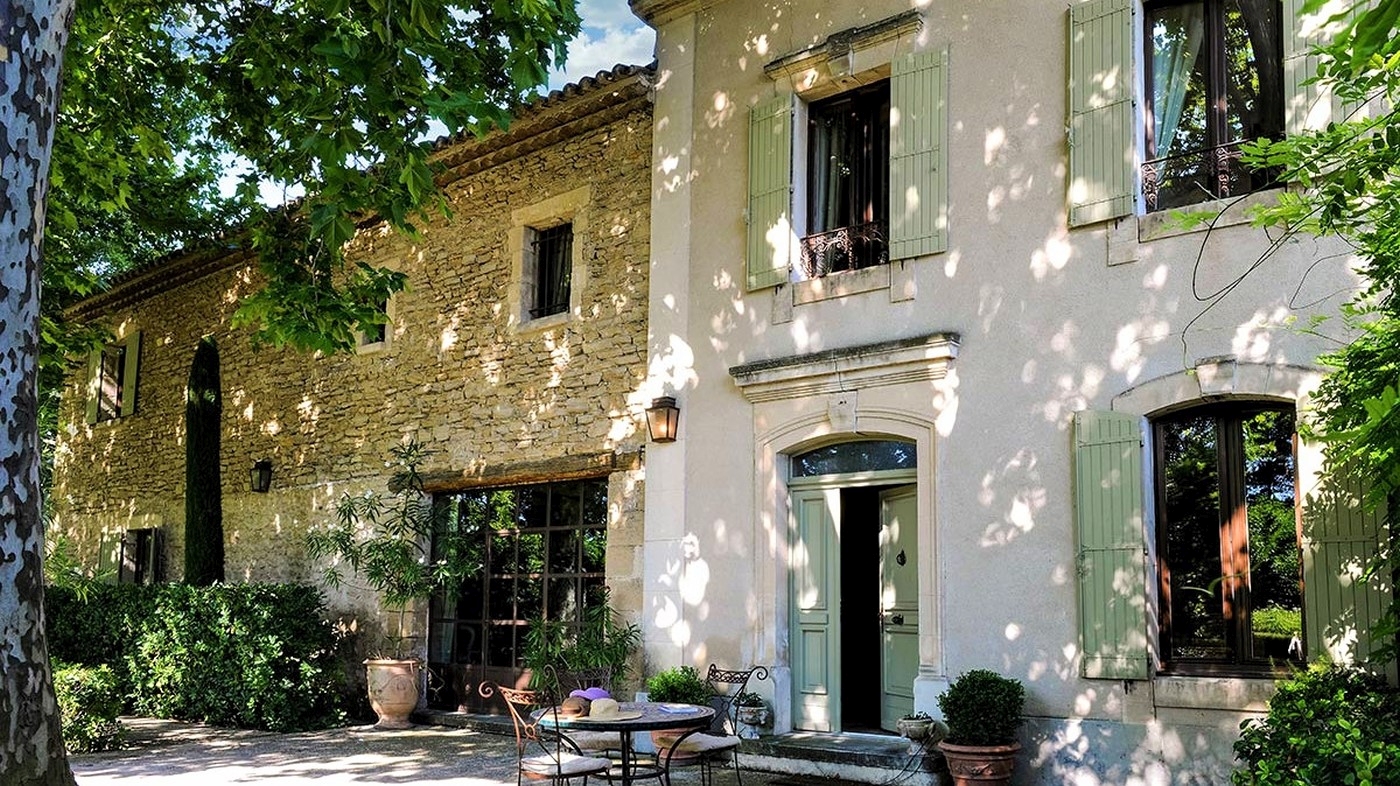 Exterior of property with dappled shade Bastide sur la Sorgue in Provence
