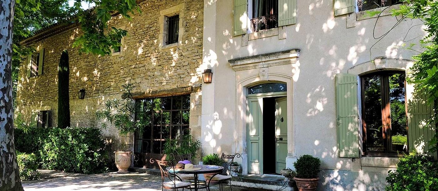 Exterior of property with dappled shade Bastide sur la Sorgue in Provence