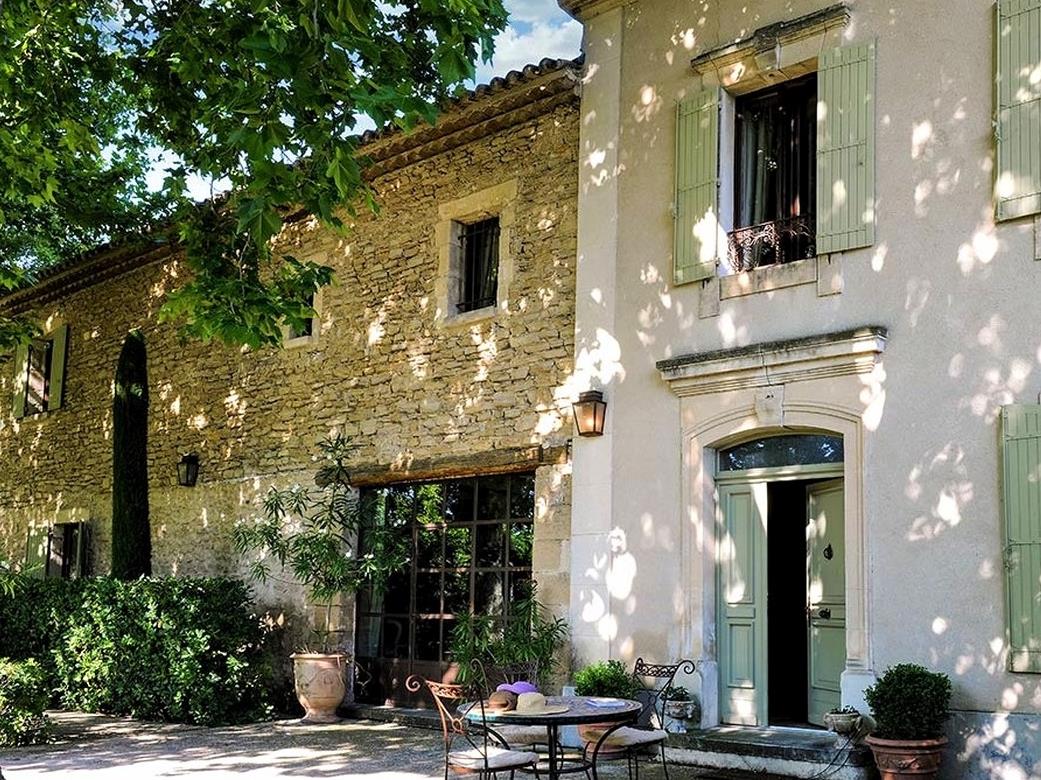 Exterior of property with dappled shade Bastide sur la Sorgue in Provence