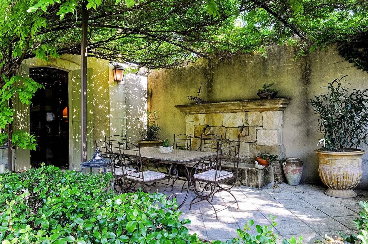 Casual dining under pergola Bastide sur la Sorgue in Provence