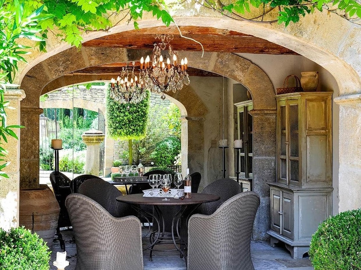 Outdoor seating with chairs and chandelier Bastide sur la Sorgue in Provence