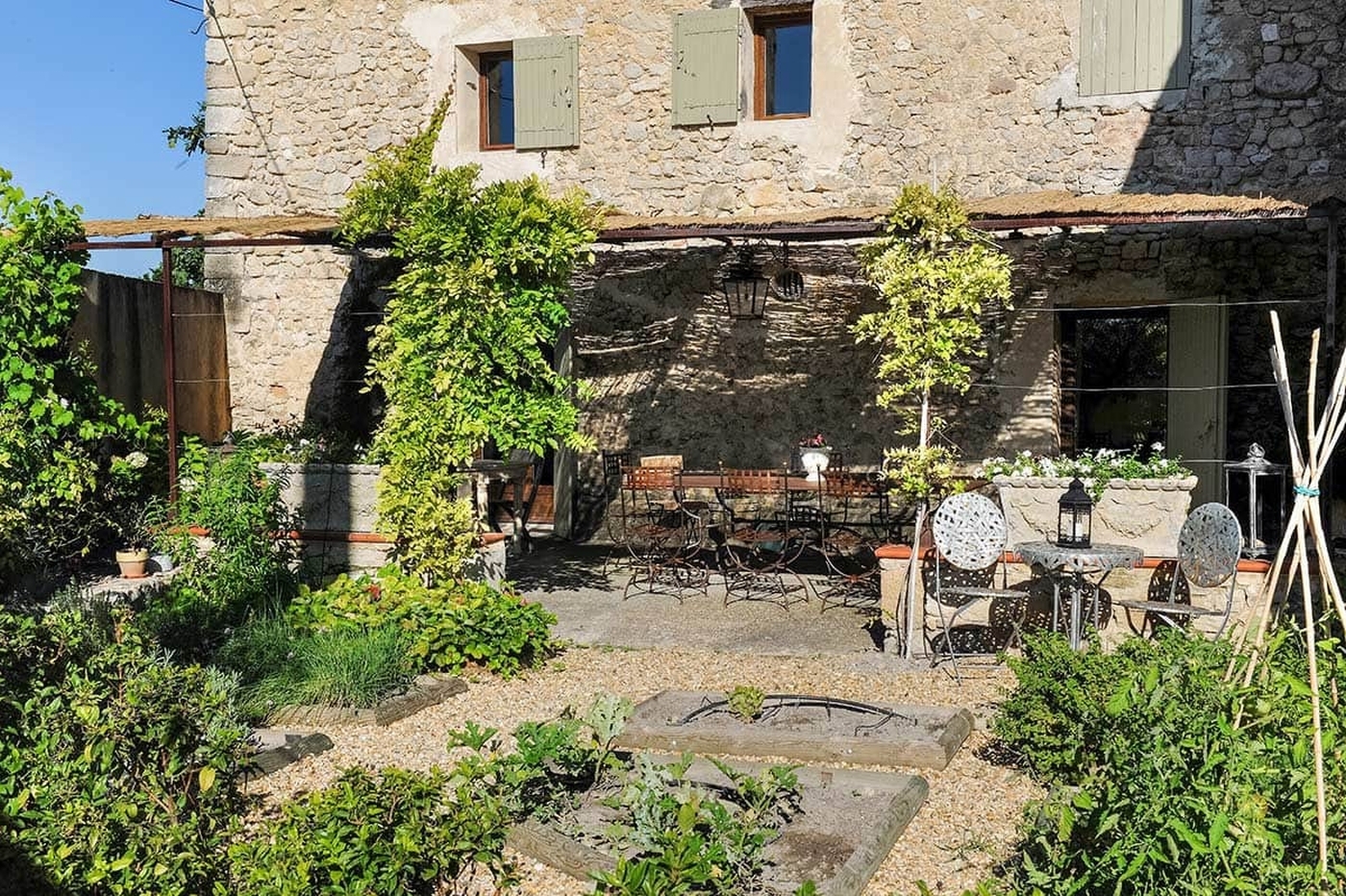 Outdoor terrace seating with dining table Bastide sur la Sorgue in Provence