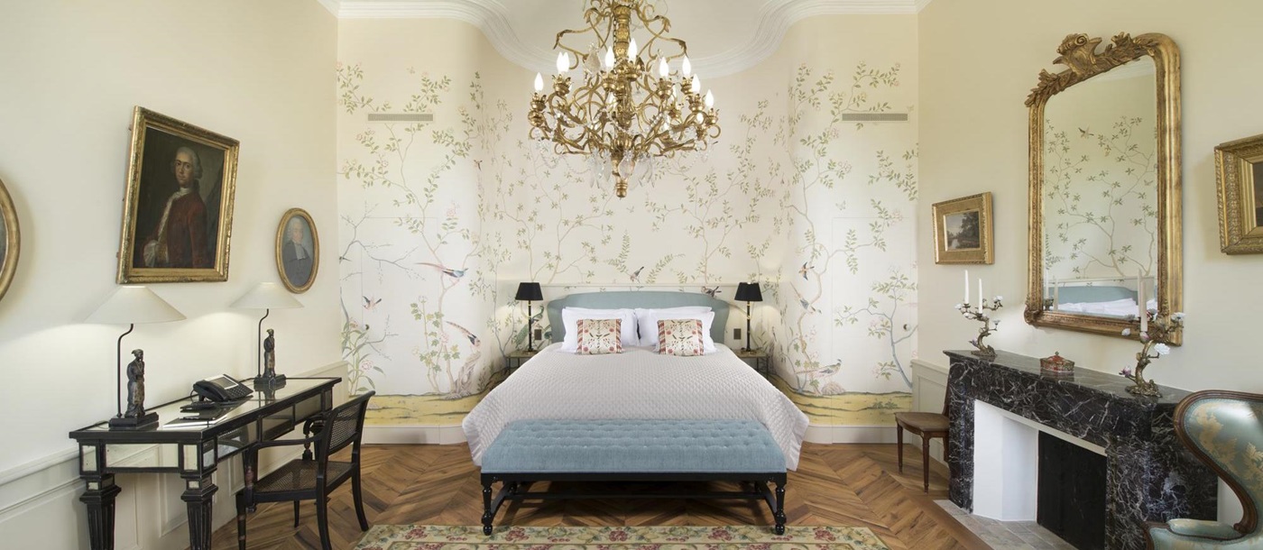 Luxurious double bedroom in EChateau d'Estoublon, Provence