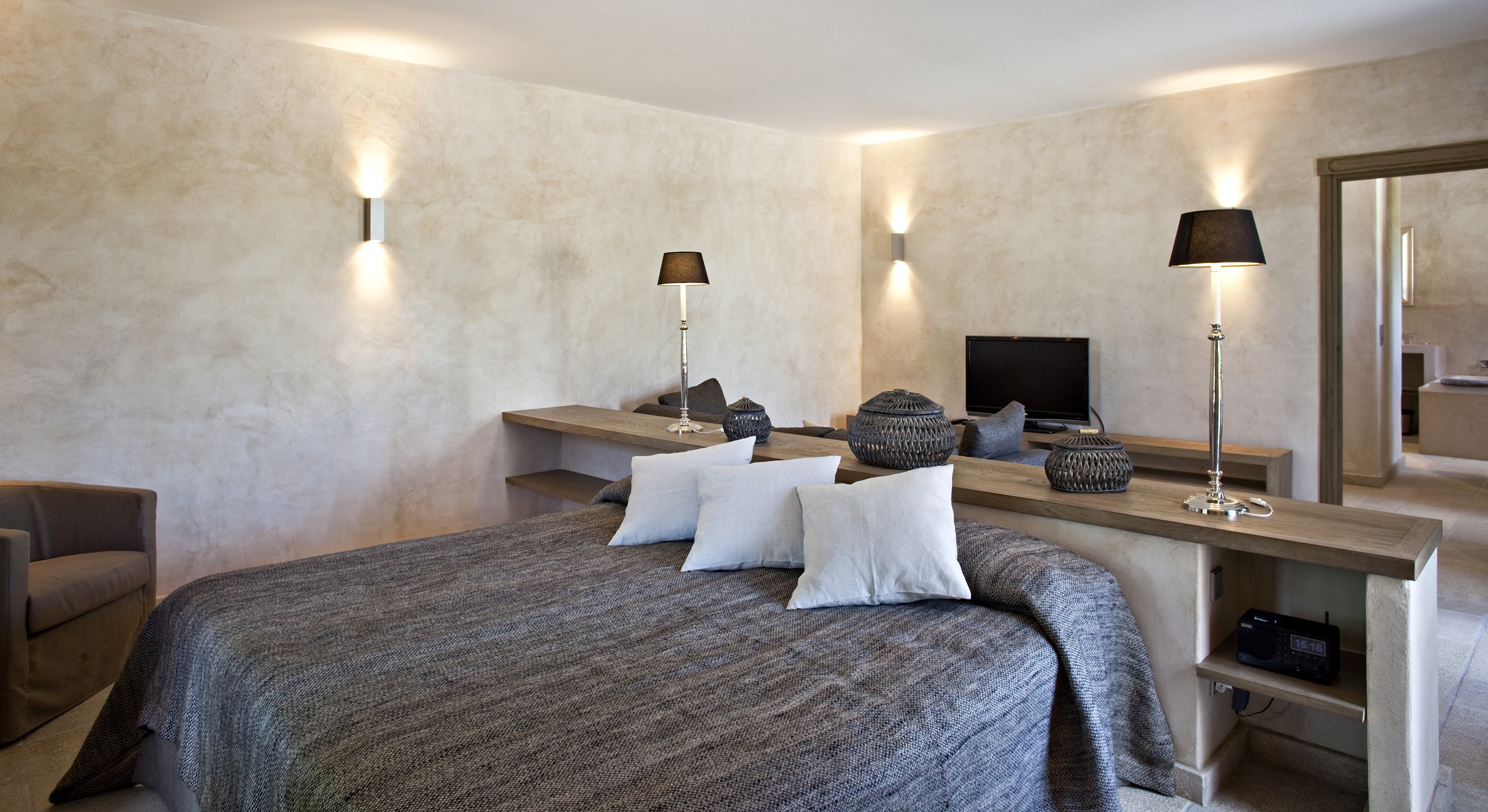 Double bedroom in Domaine des Baumettes, Provence