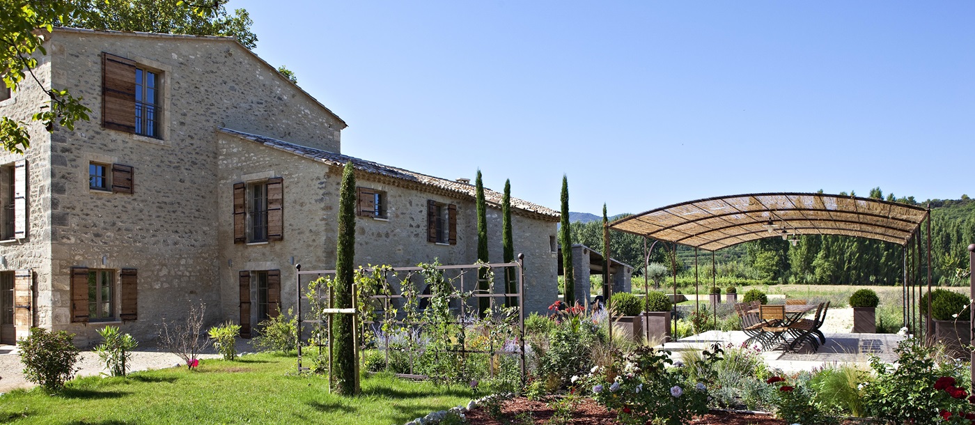 a view of the facade and garden of the villa