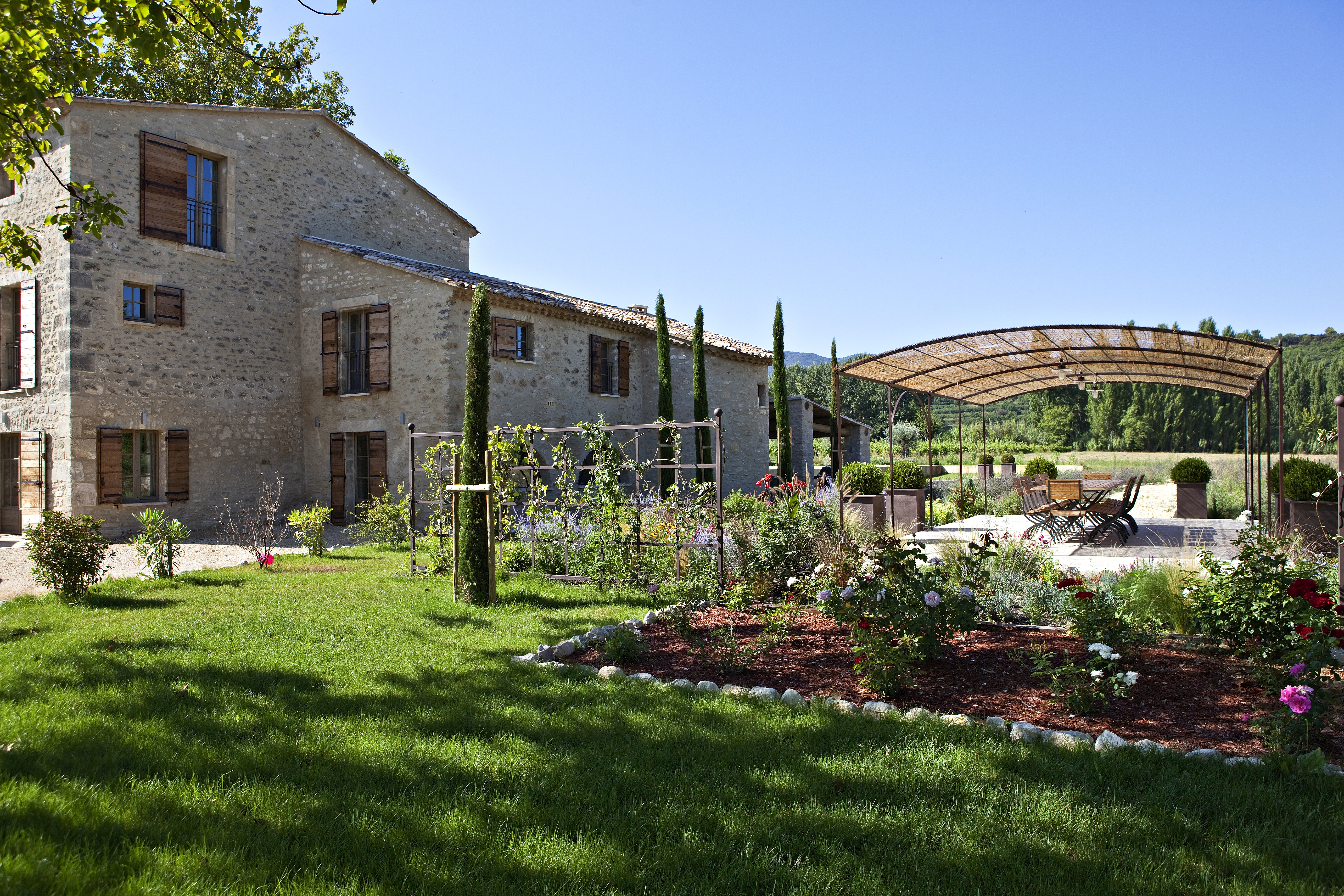 a view of the facade and garden of the villa