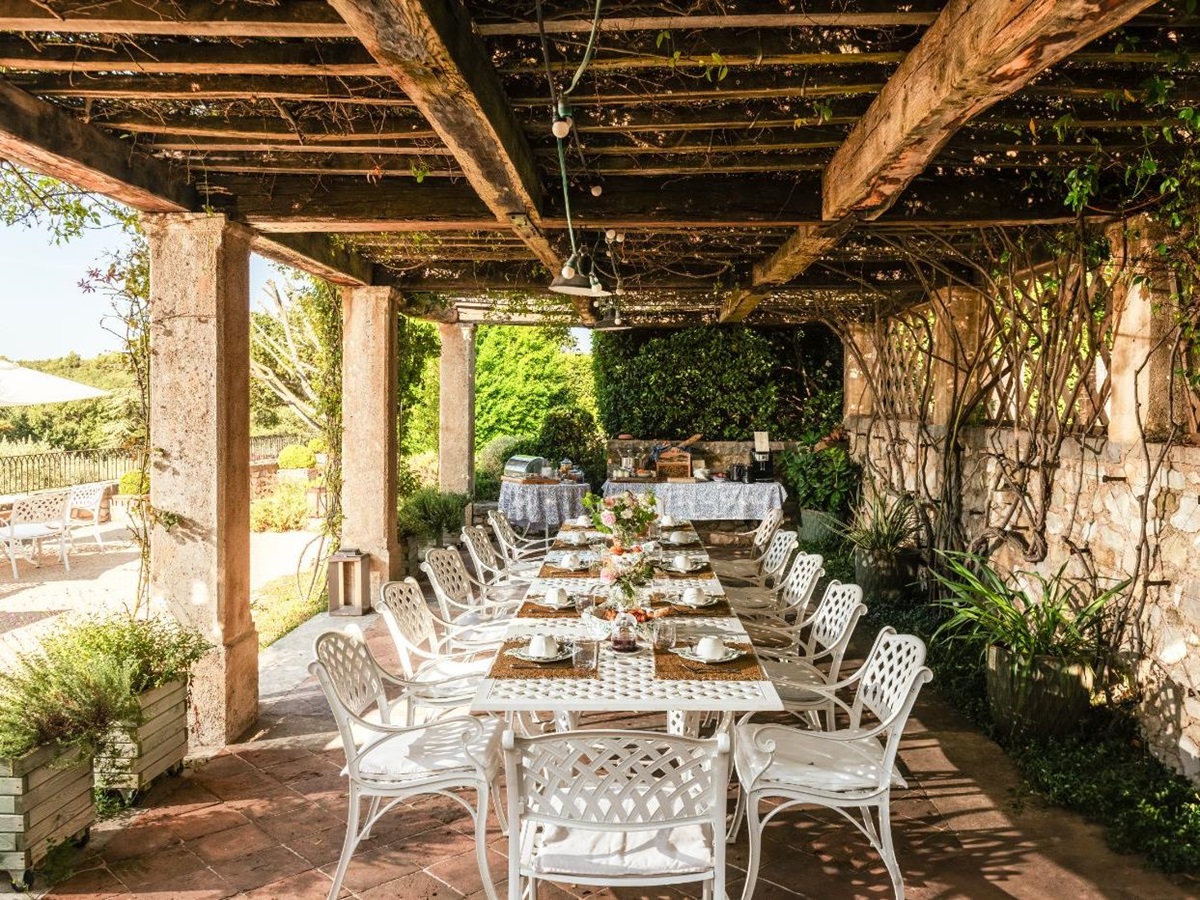 Outdoor Dining at Domaine des Coteaux in Provence