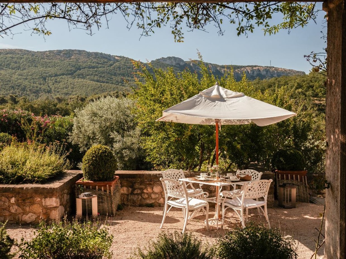 Outdoor Seatining at Domaine des Coteaux in Provence