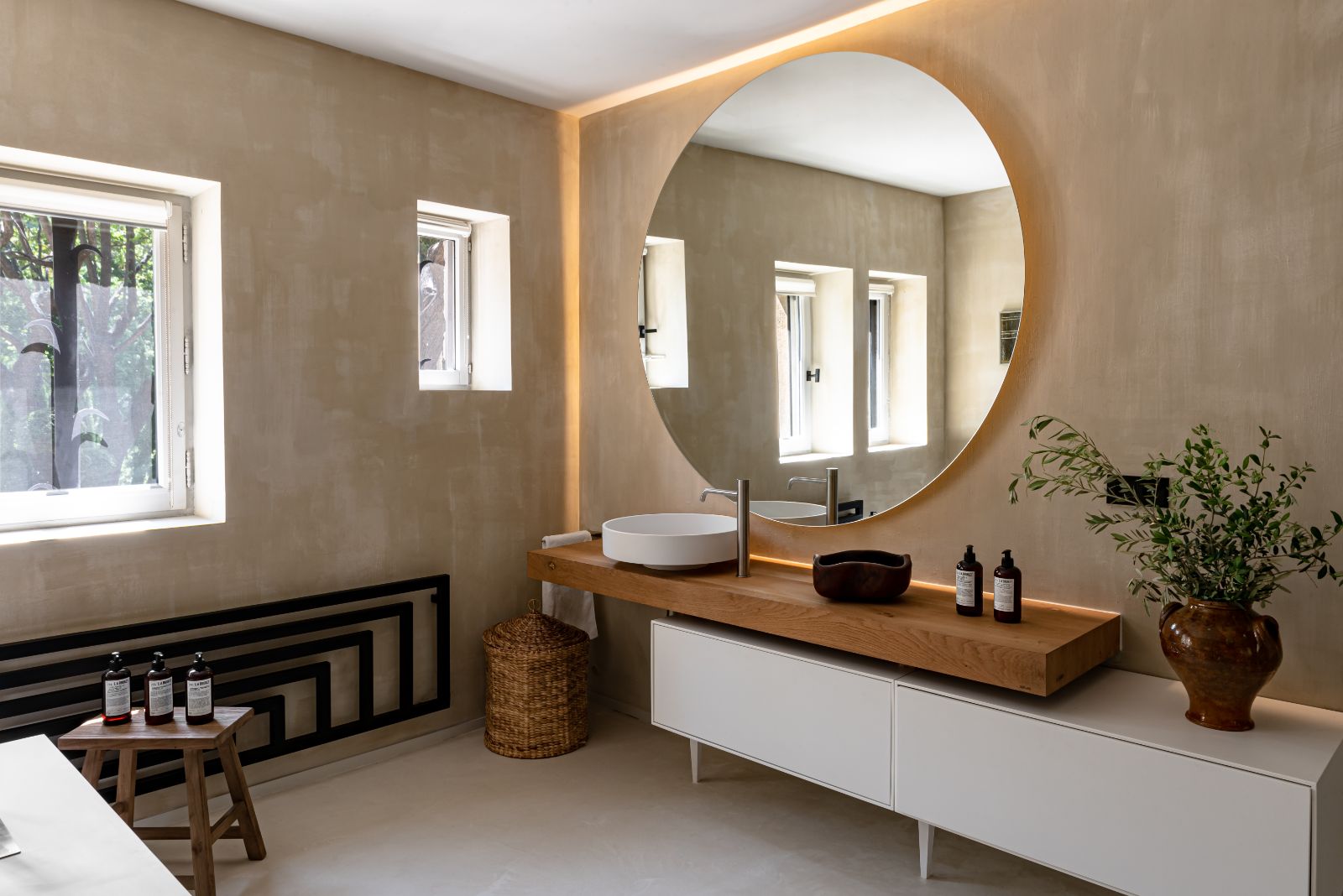 bathroom with circular mirror