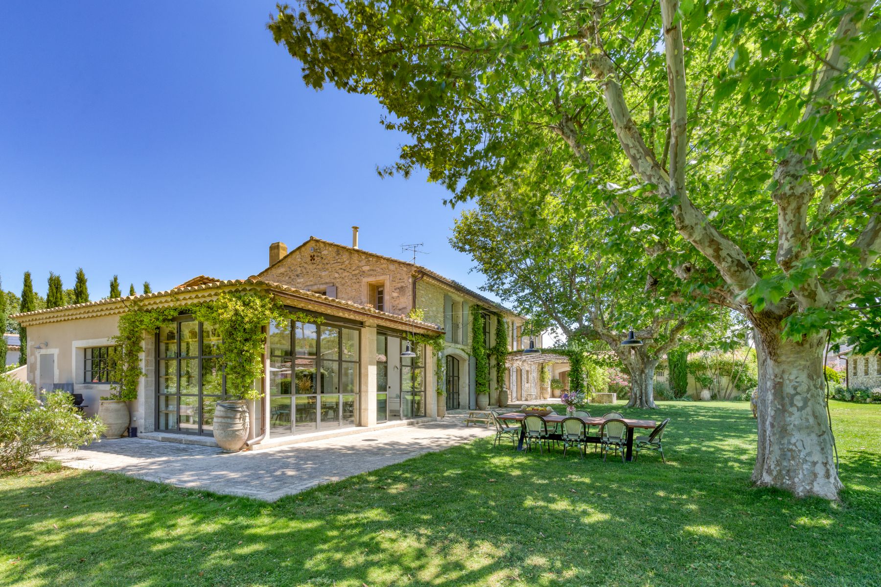 Exterior of La Roulotte in Provence