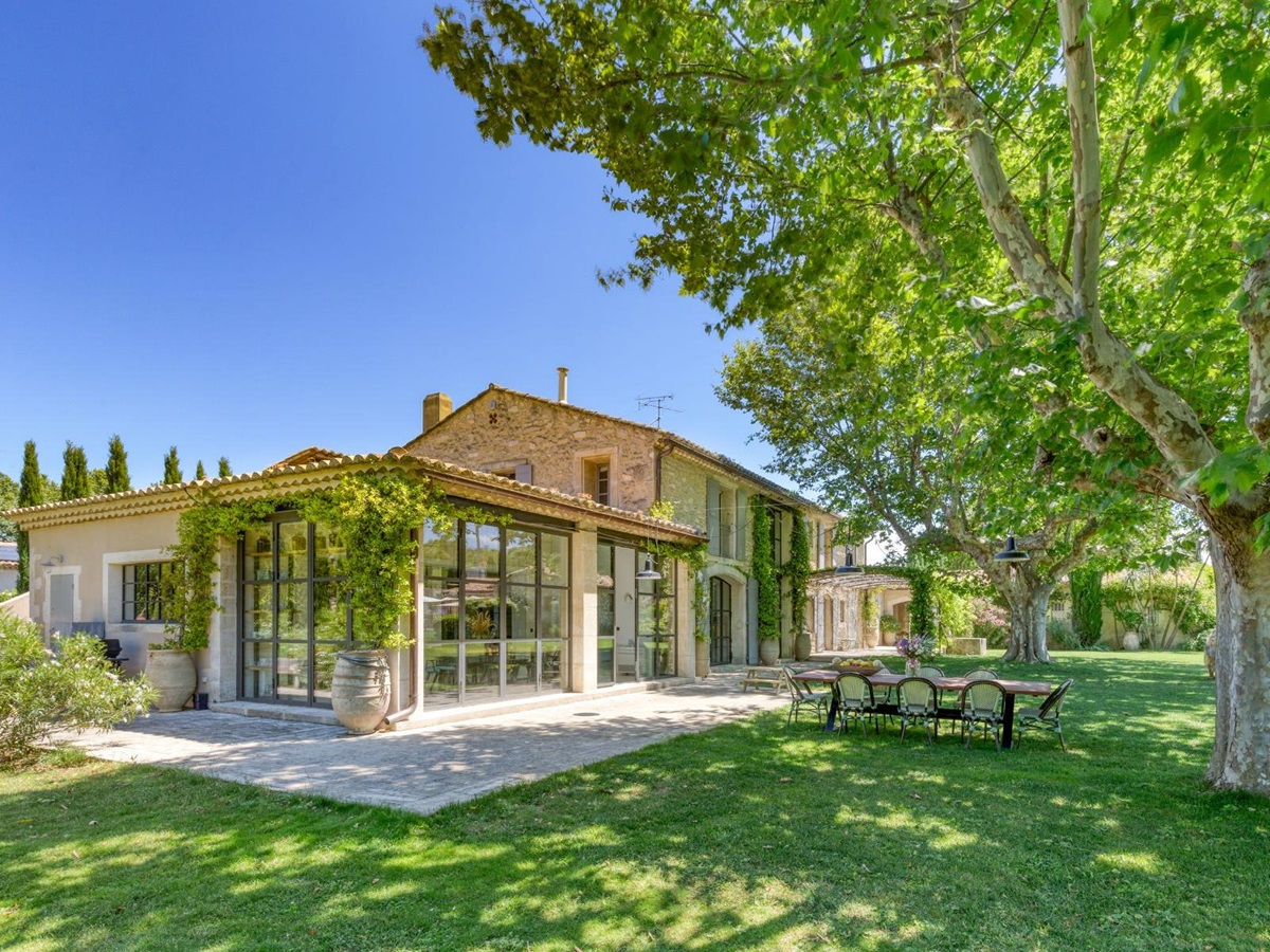 Exterior of La Roulotte in Provence