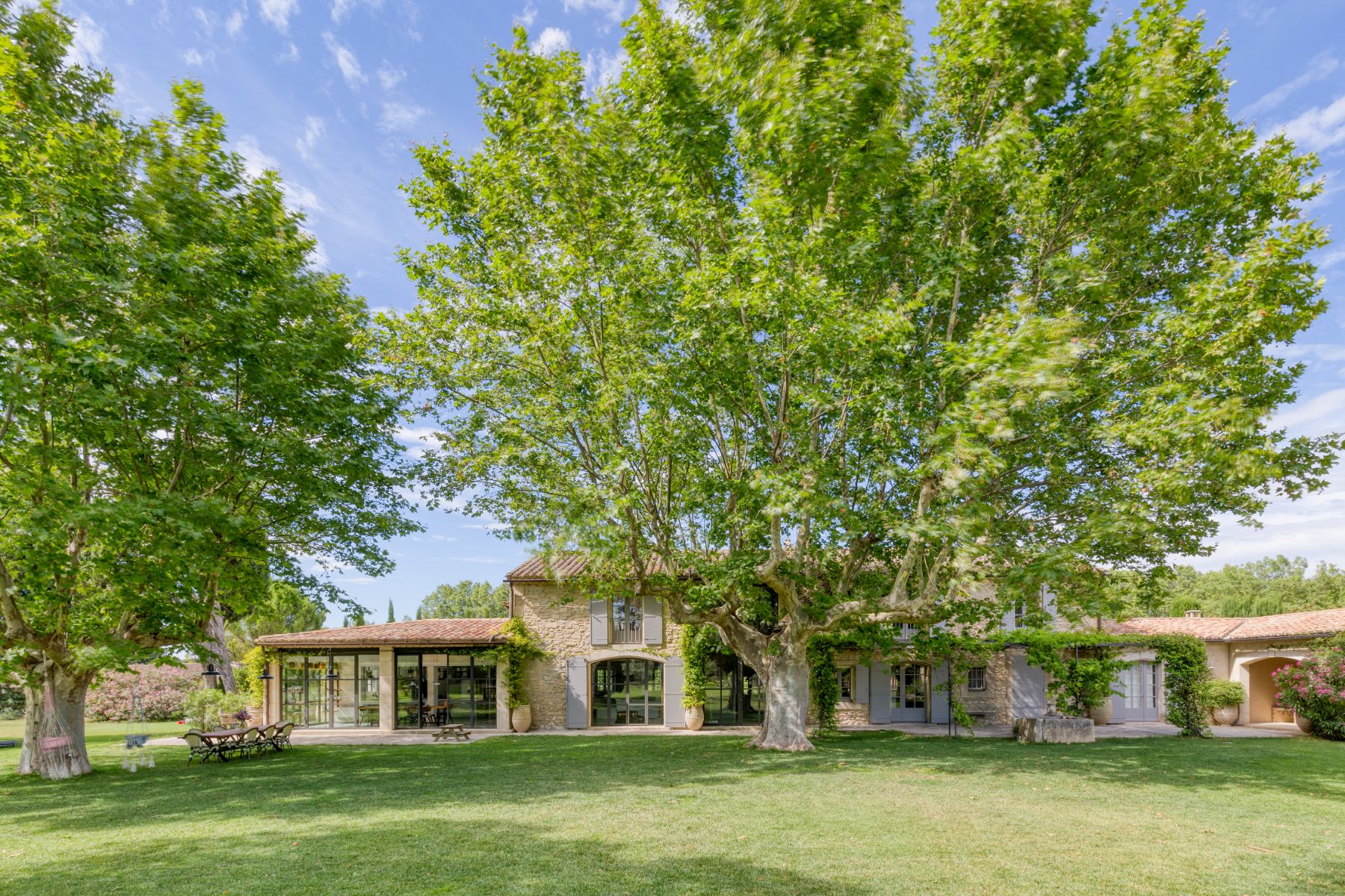 Exterior of La Roulotte in Provence