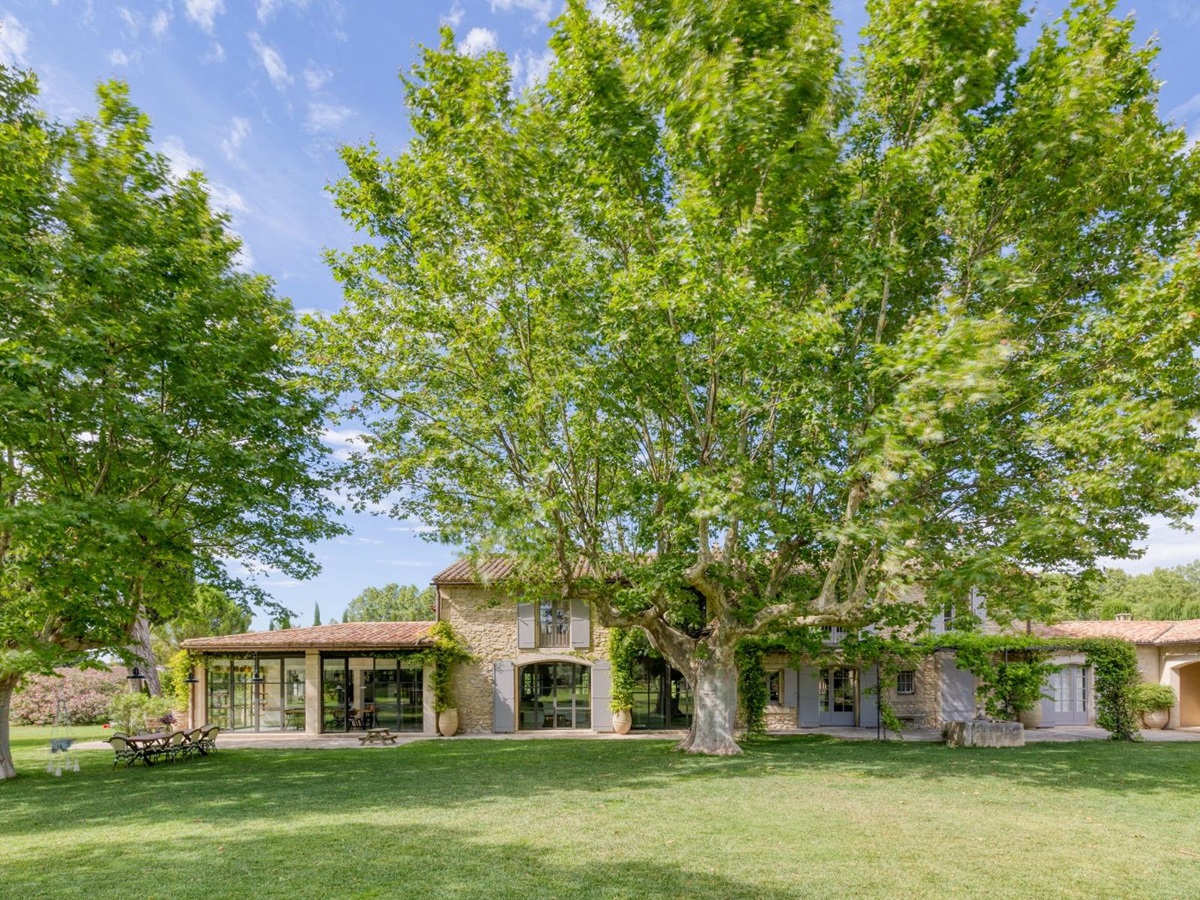 Exterior of La Roulotte in Provence