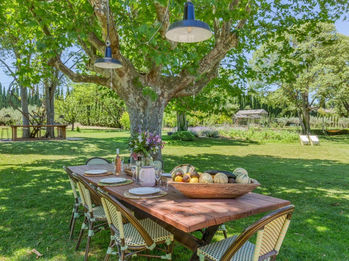 Outdoor Dining at La Roulotte in Provence