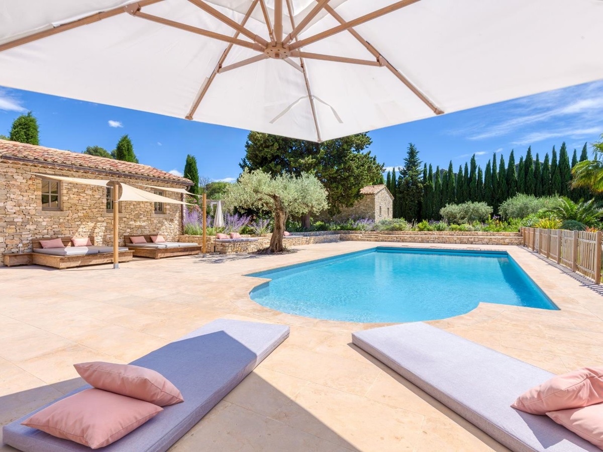 Swimming Pool at La Roulotte in Provence