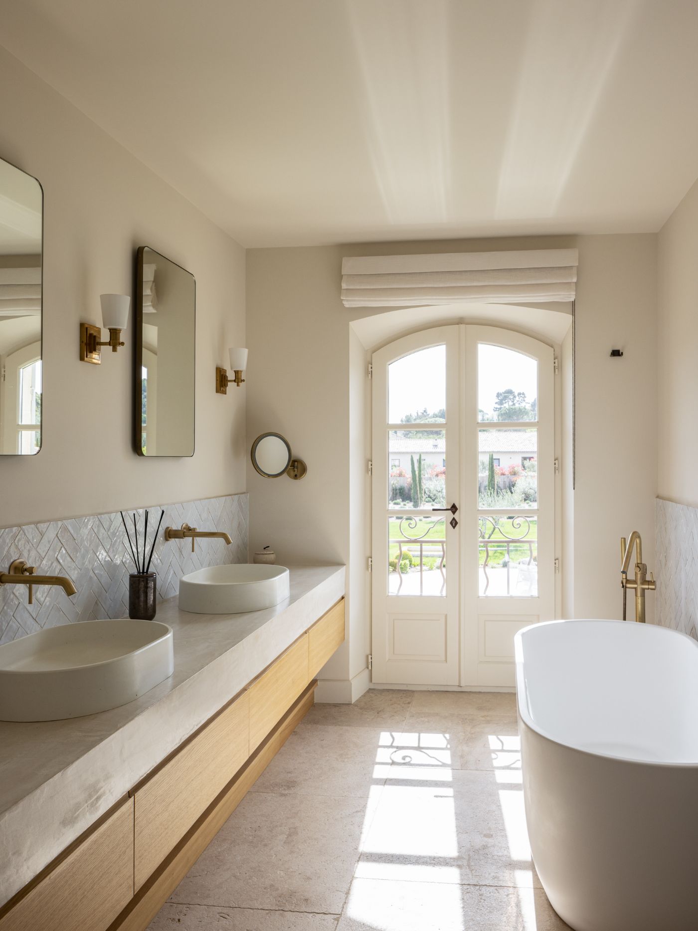 An en-suite bathroom in Le Grand Mas D'Eygalieres.