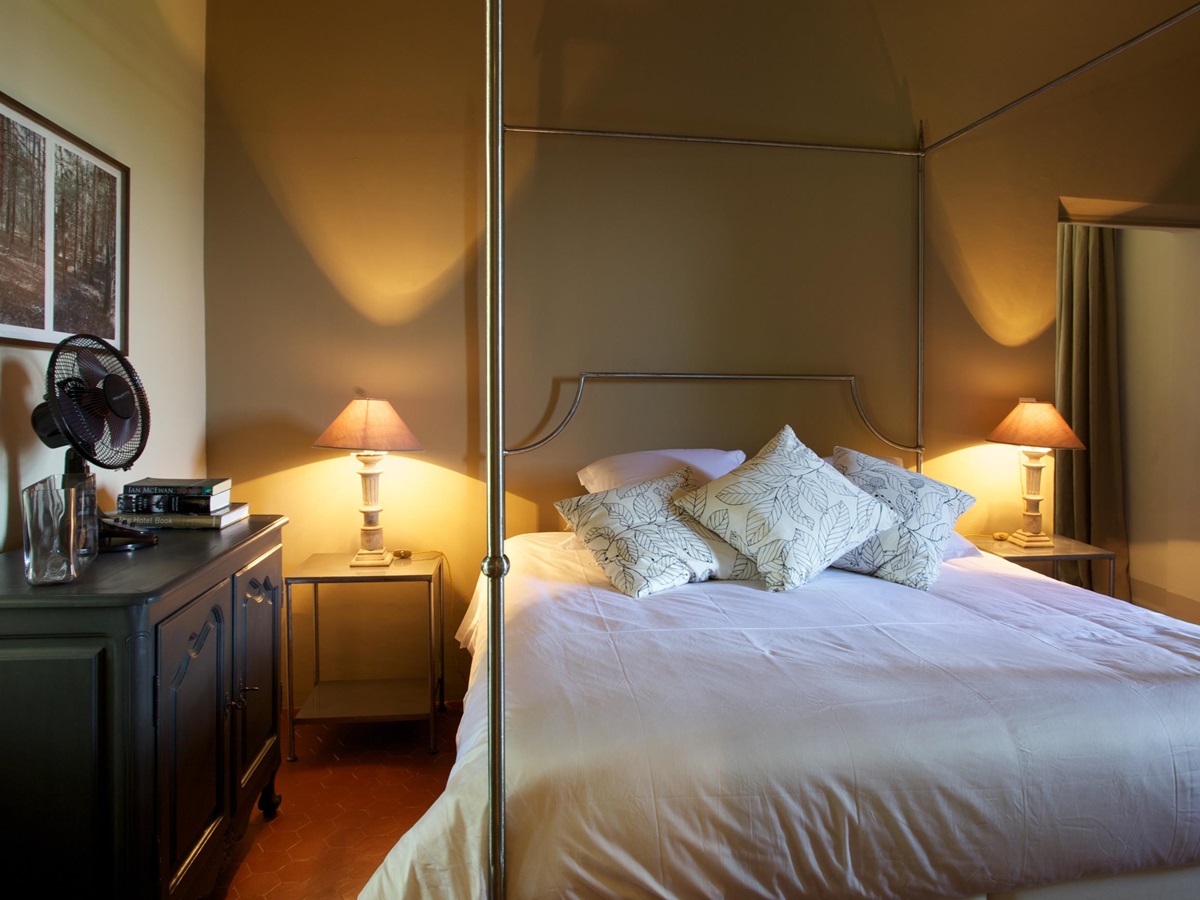 double bedroom in Le Pont Romain, Provence