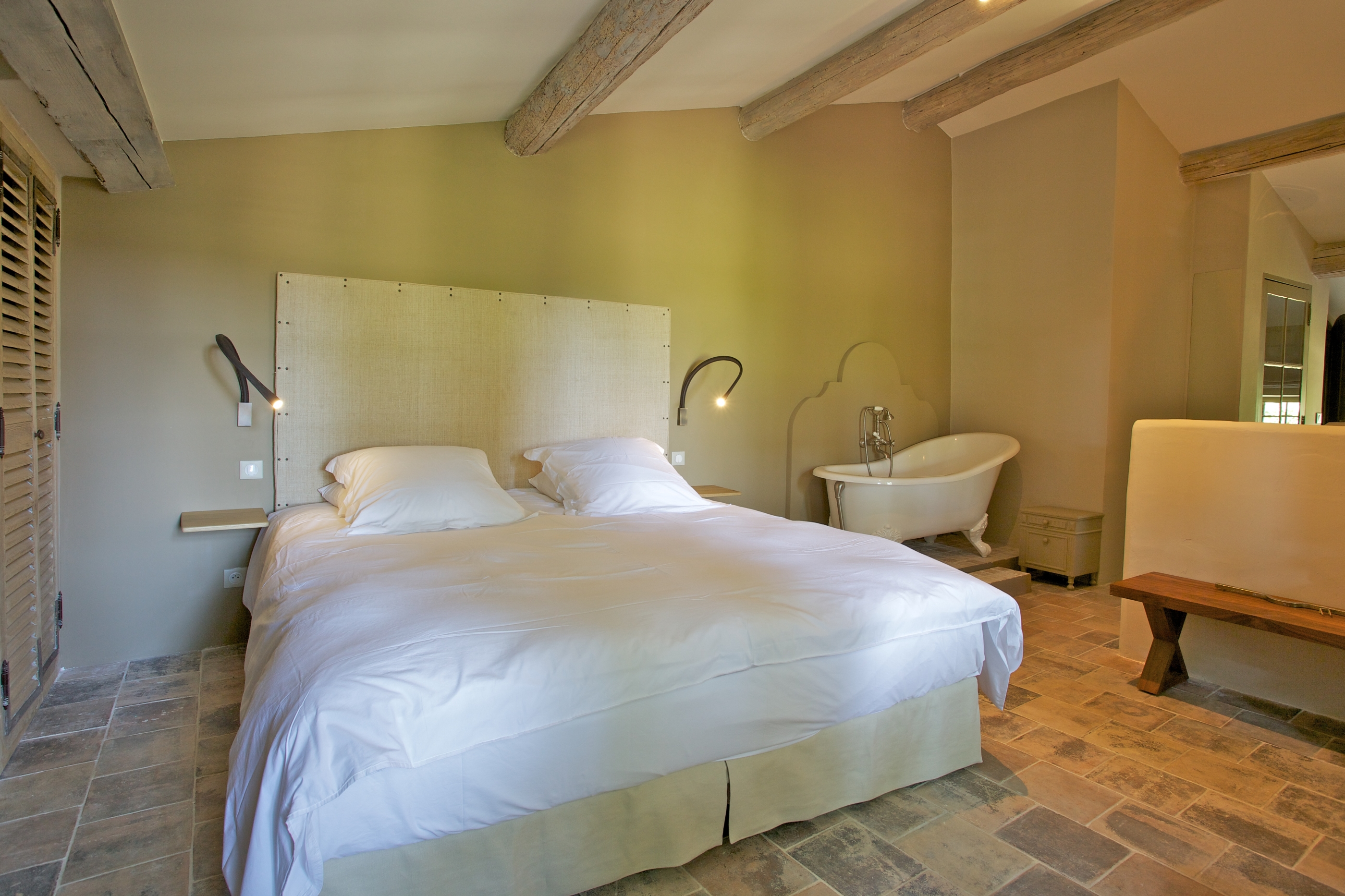 double bedroom in Le Pont Romain, Provence