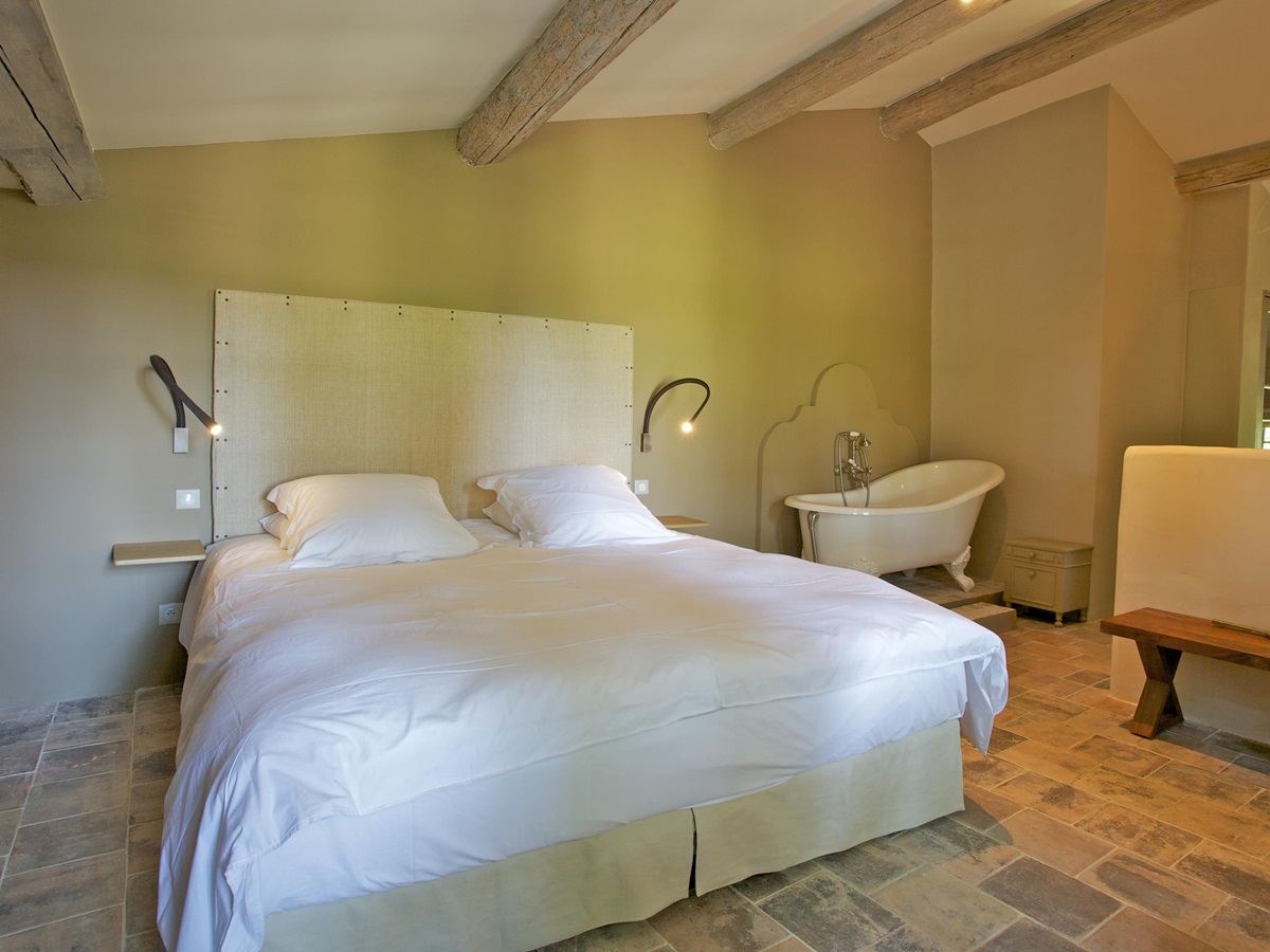 double bedroom in Le Pont Romain, Provence