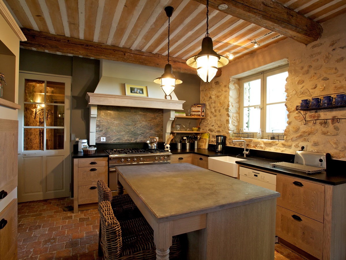 kitchen in Le Pont Romain, Provence