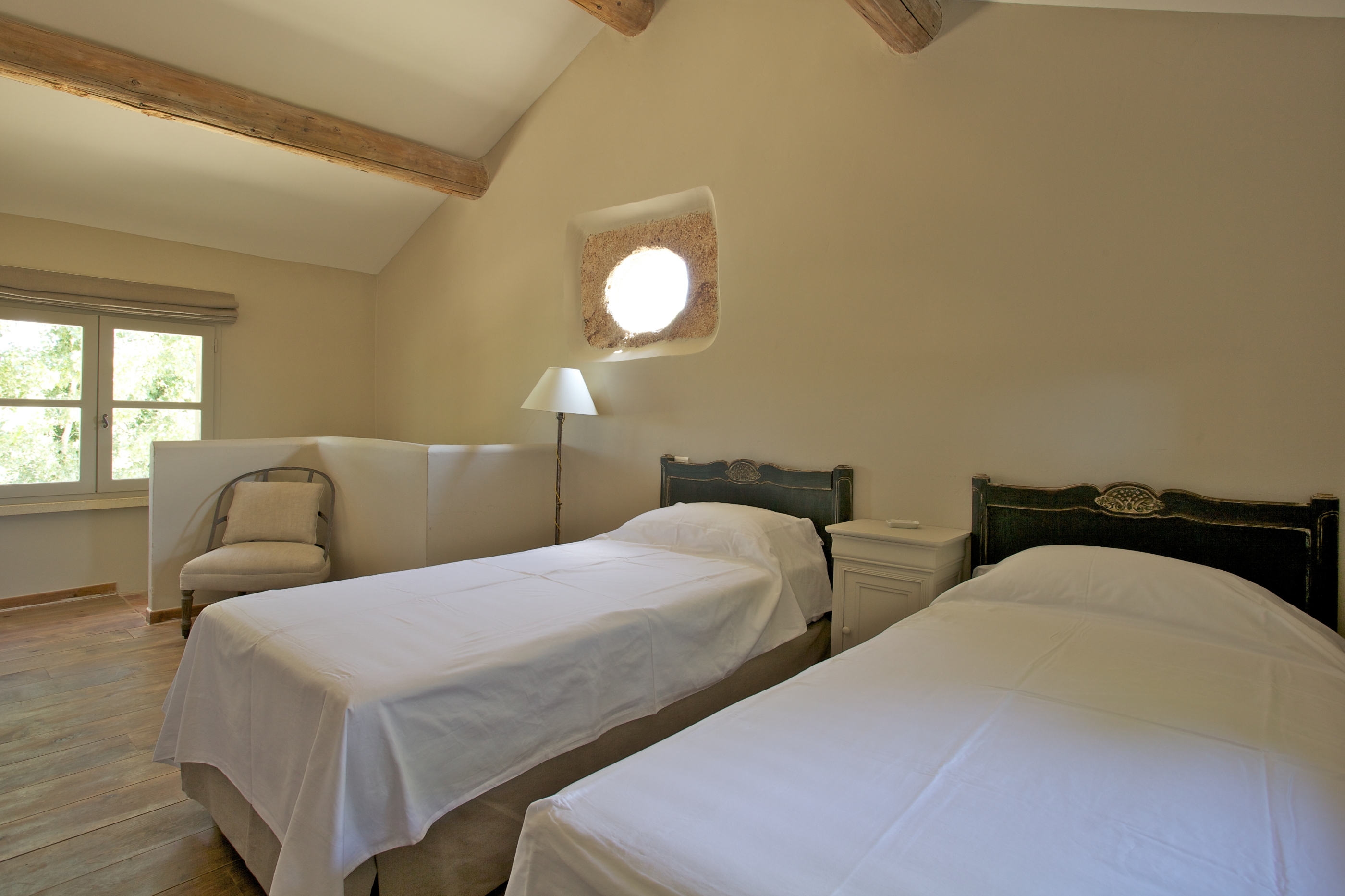 twin bedroom of Le Pont Romain, Provence